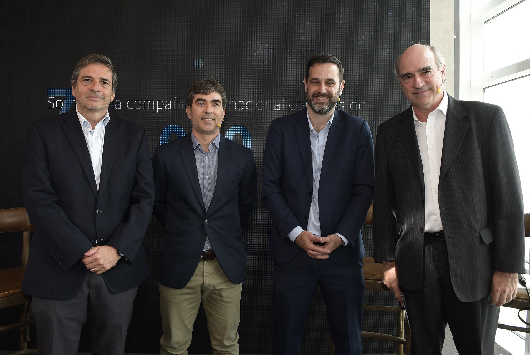 Guillermo Scheck, Martín Aguirre, Rafael Porzecanski y Javier de Haedo en el encuentro sobre perspectivas políticas y económicas. Foto: Leonardo Mainé.