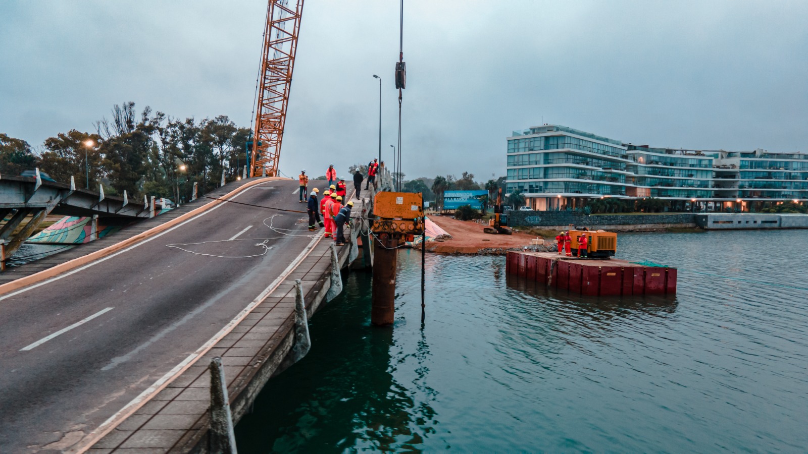 Colocación de pilote en puente de La Barra. Foto: Intendencia de Maldonado
