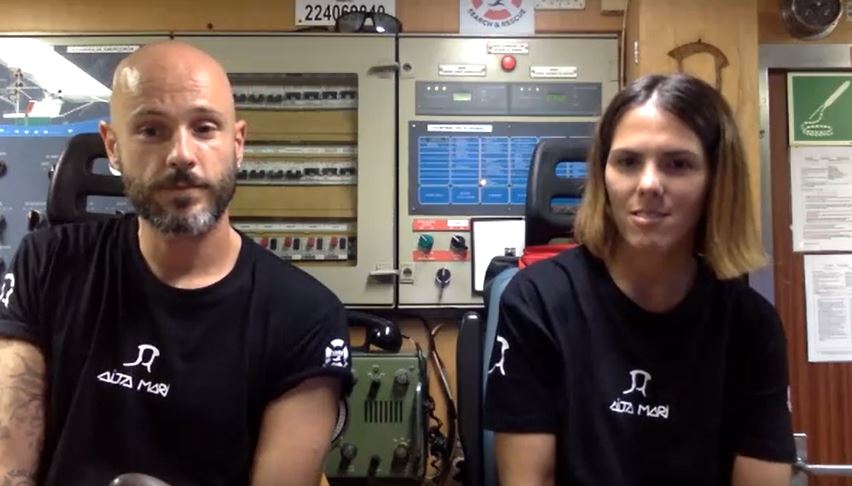 Simón, capitán de Aita Mari, y Ximena Borrazás. Foto: (Captura) Zoom