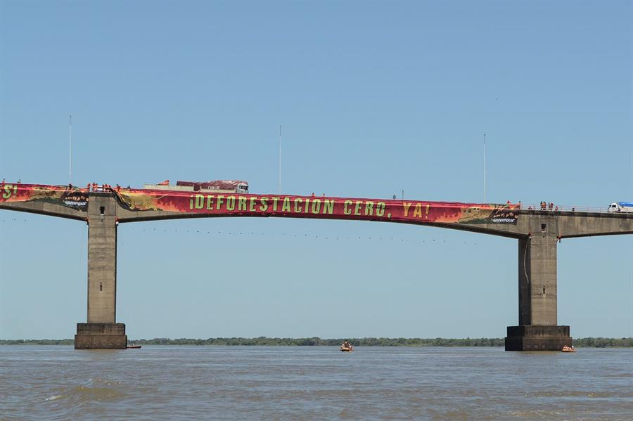Una decena de activistas de Greenpeace se colgaron del puente que une las ciudades de Resistencia y Corrientes (Argentina). Foto: EFE/ Greenpeace