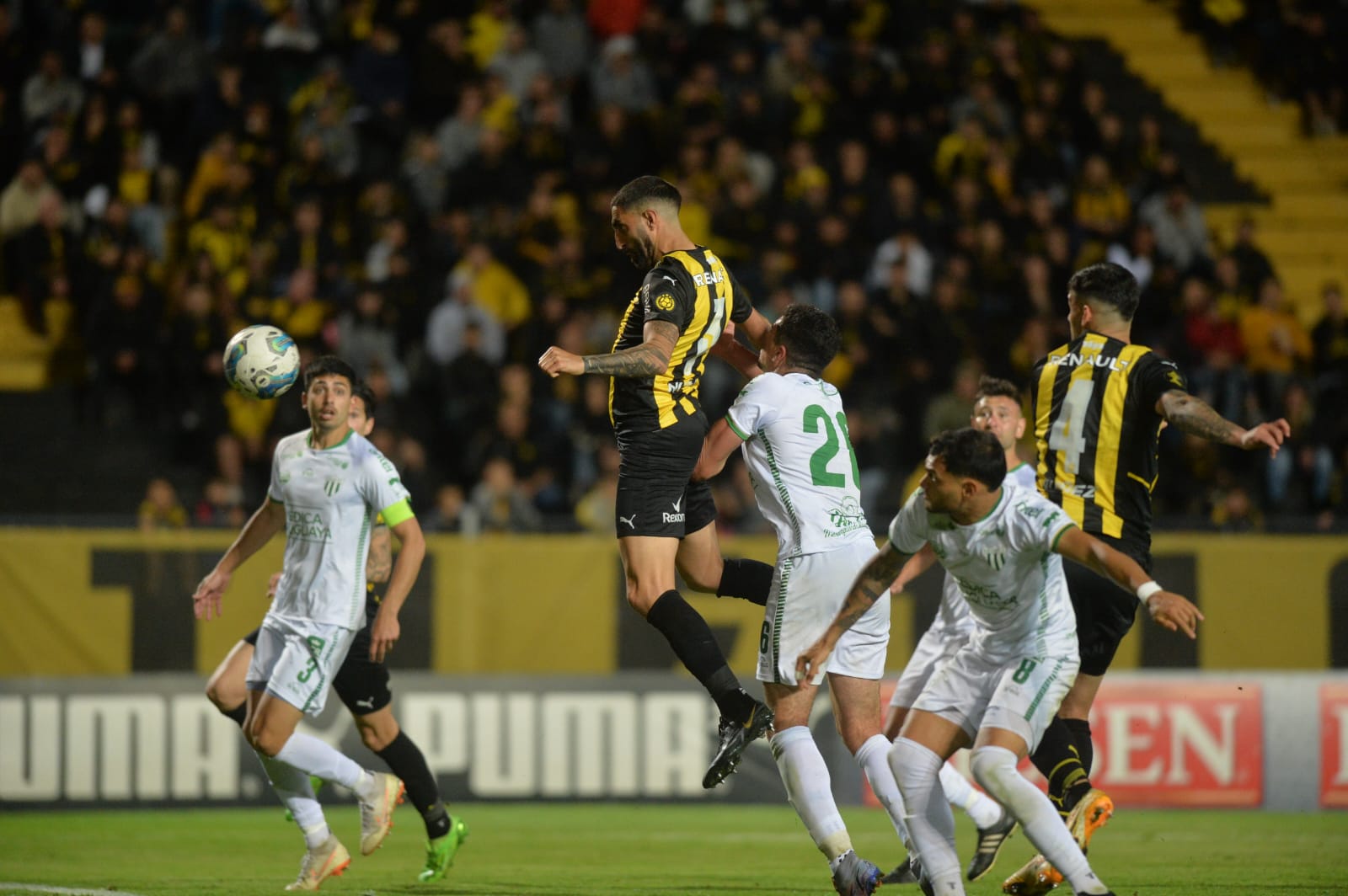 Hernán Menosse y su cabezazo de gol. Foto: Juan Manuel Ramos.