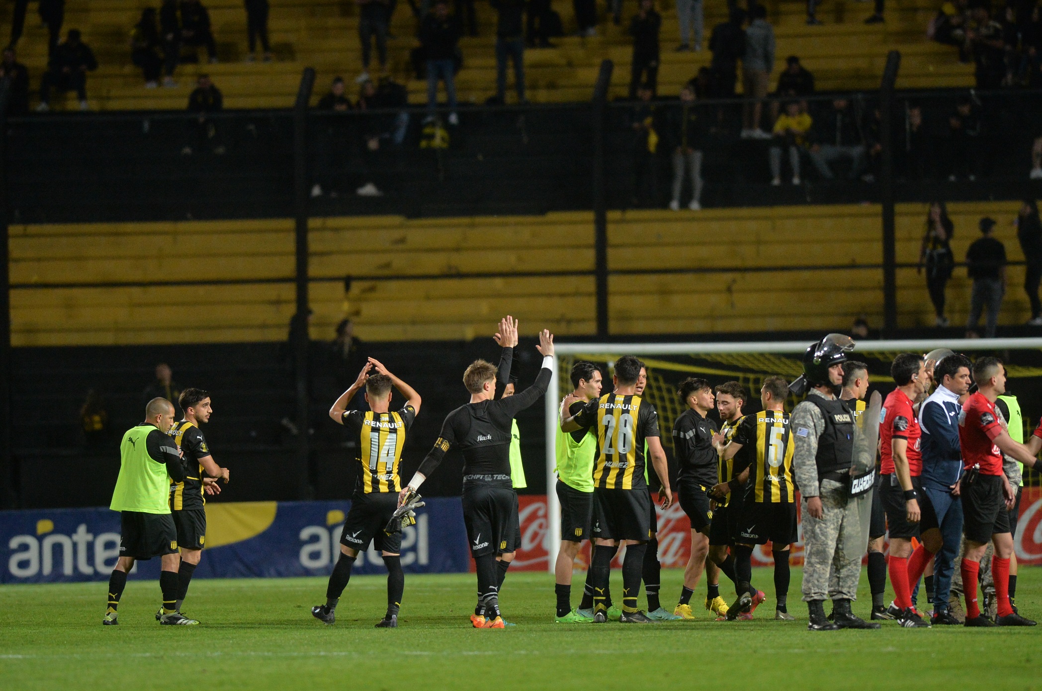 Thiago Cardozo tras la victoria de Peñarol. Foto: Juan Manuel Ramos.