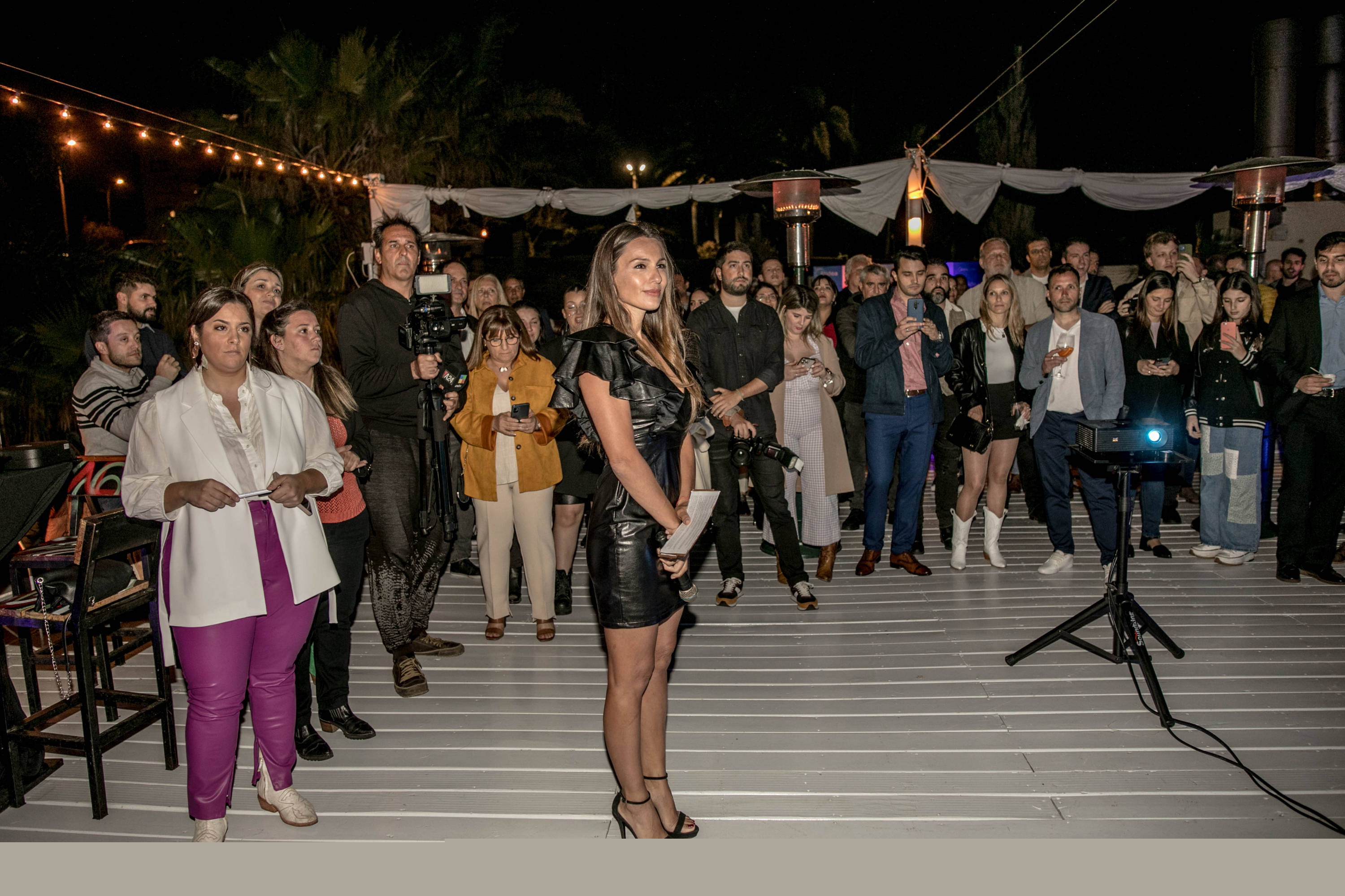 Pampita en la conducción de un evento en la rambla de Punta Gorda.