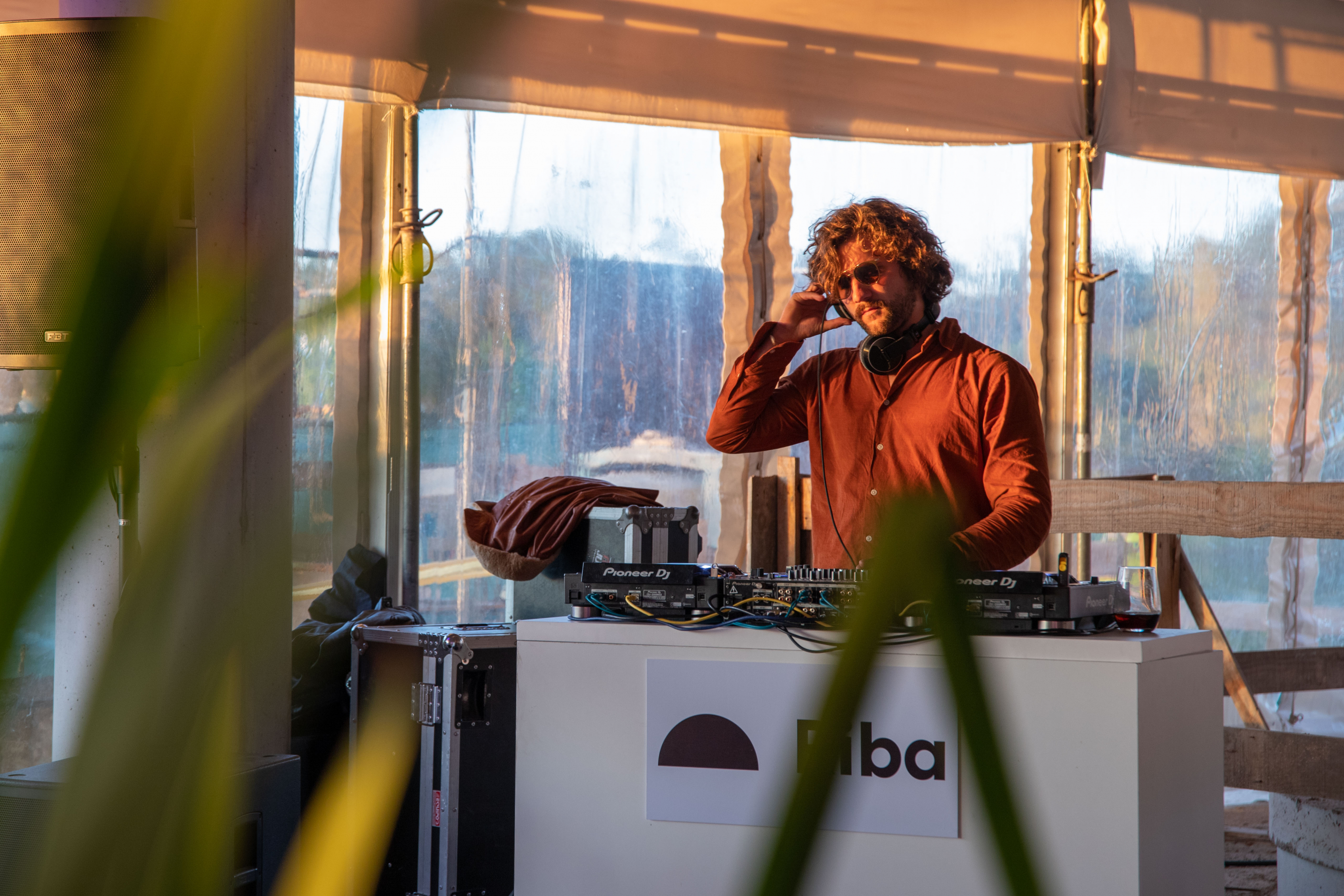 DJ Mateo Milburn se encargó de musicalizar la velada.