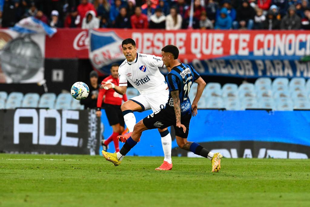 Luis Suárez y Lucas Lemos en Liverpool-Nacional. Foto: Leonardo Mainé