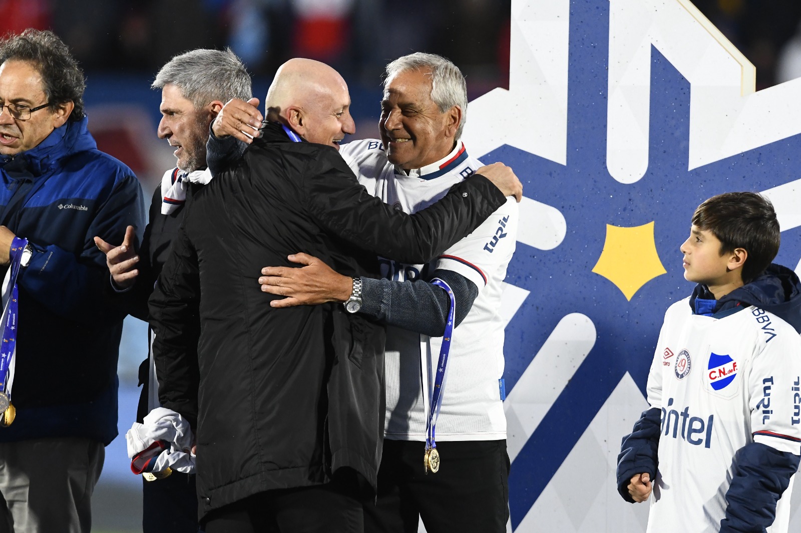 Emoción. La del presidente José Fuentes reflejada en su rostro y en el afectuoso saludo con Pablo Repetto; tienen una muy buena relación. FOTO: Leo Mainé.