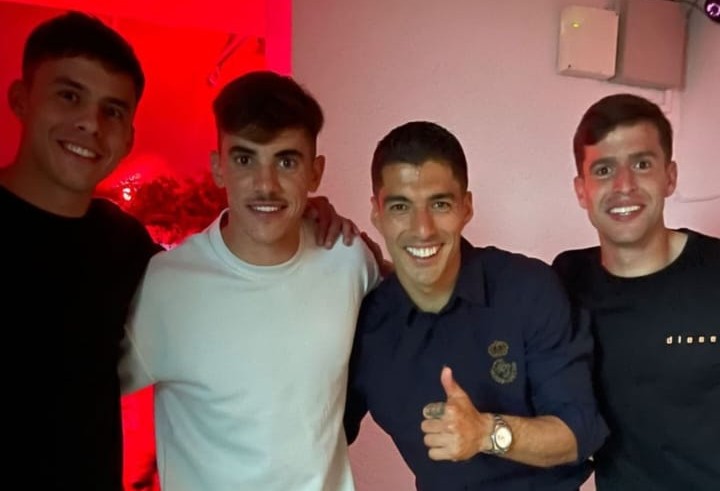 Carballo, Gutiérrez y Ginella junto a Luis Suárez.