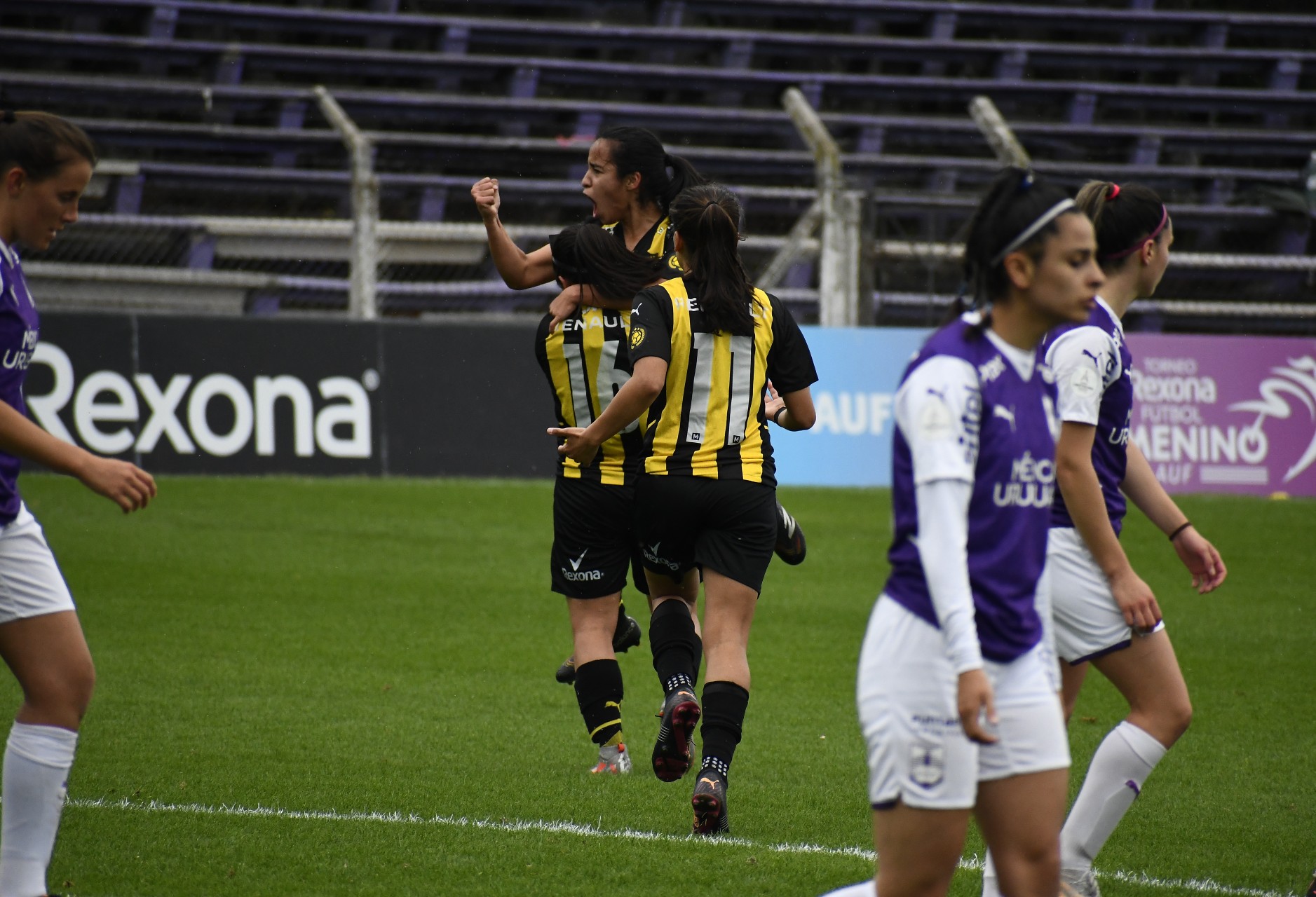 Defensor Sporting vs. Peñarol - fútbol femenino. Foto: Leonardo Mainé.