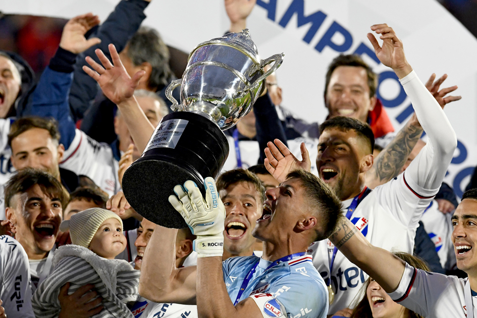 Sergio Rochet con la copa del Uruguayo. Foto: Leonardo Mainé.