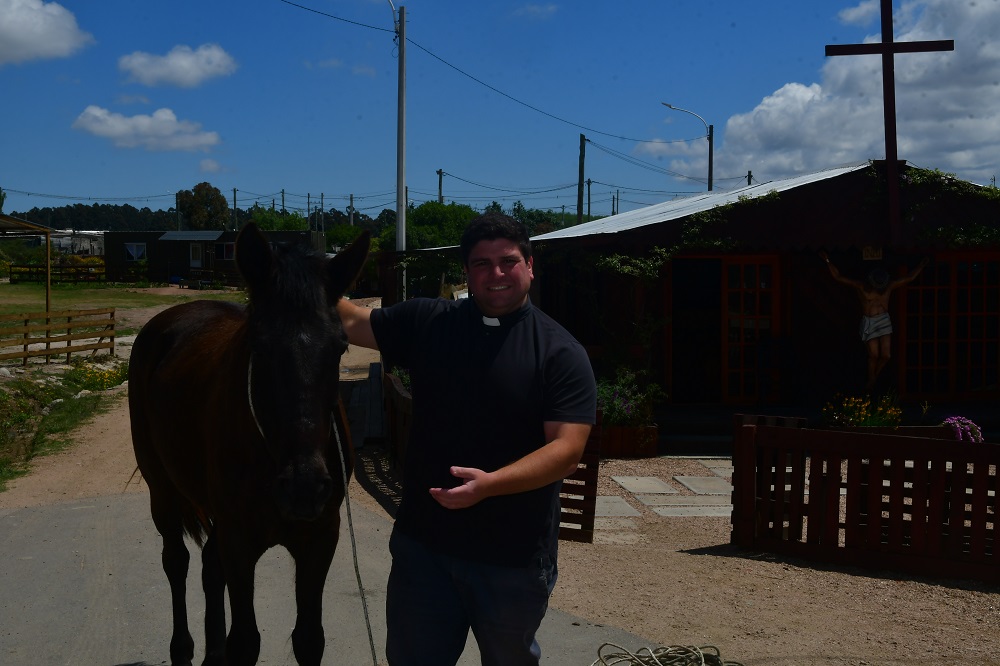 Juan Andrés Verde junto a Cirenea, la yegua que le regalaron los vecinos