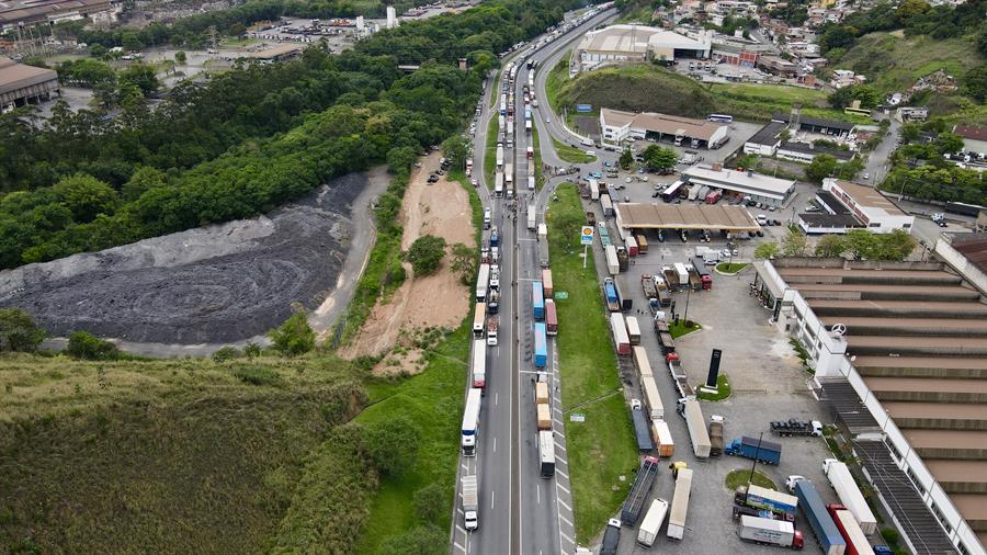 Bloqueo de camioneros en la carretera que conecta a Sao Pablo con Río de Janeiro (Brasil). EFE/Antonio Lacerda