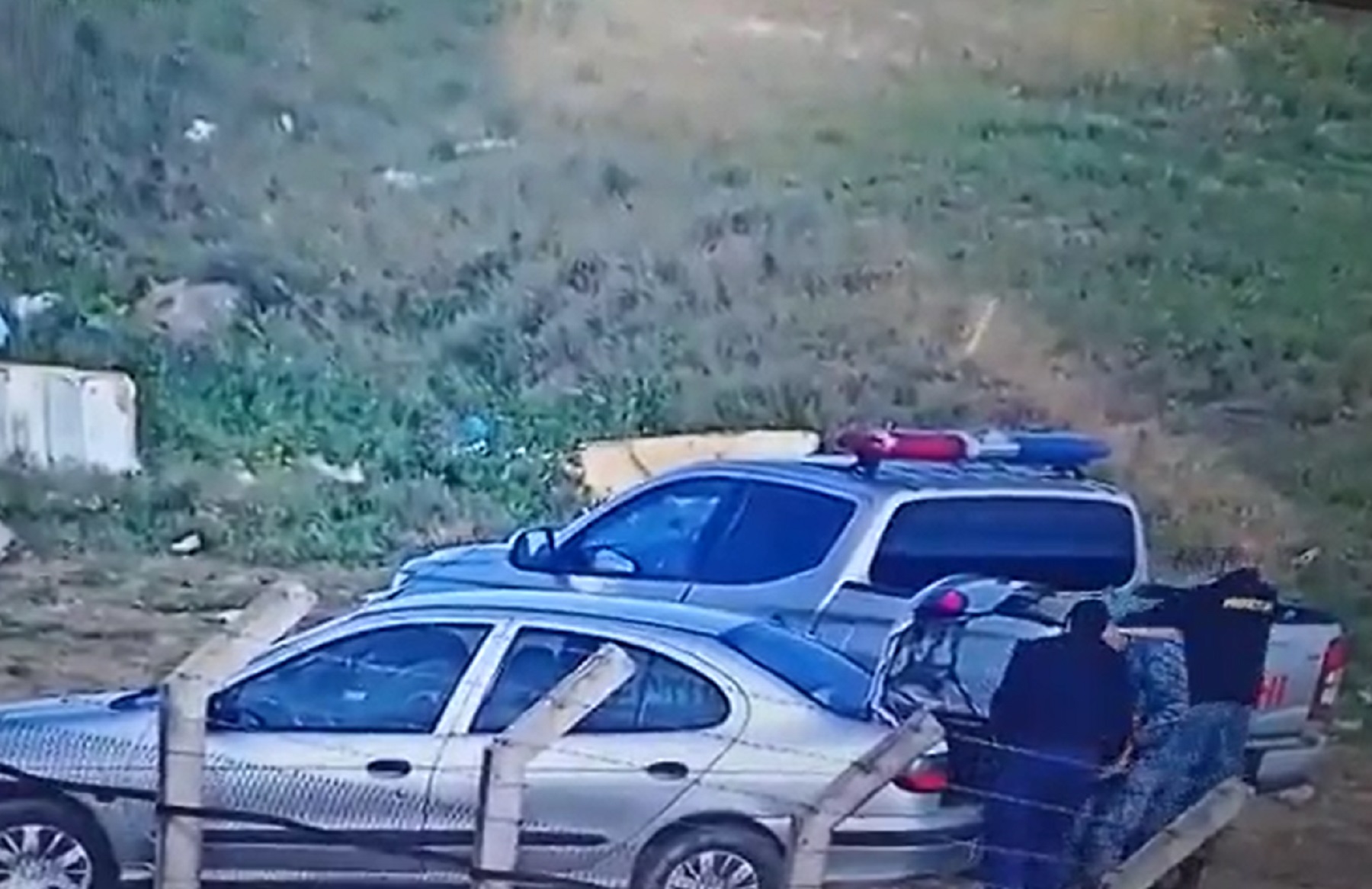 Carga de paquetes presuntamente de contrabando de un vehículo a otro por parte de funcionarios militares de la Prefectura de Bella Unión. Foto: Captura video @MVDNoticias