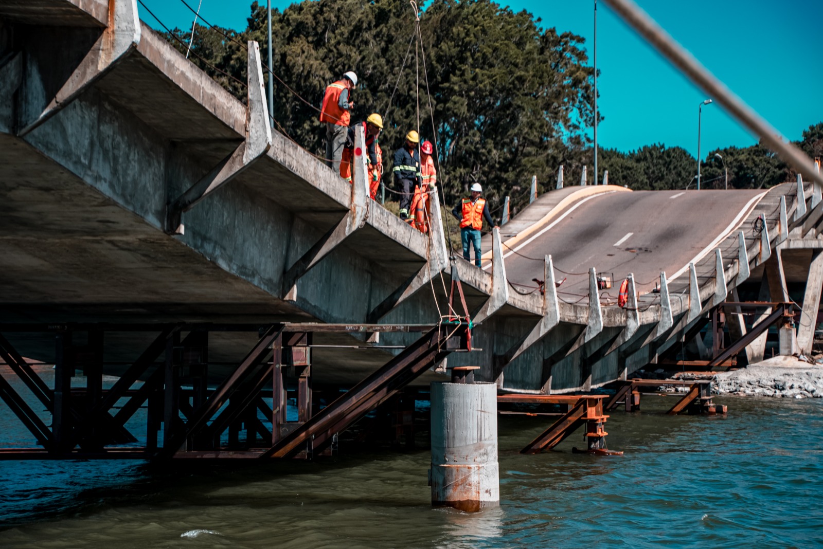 Obras en puente de La Barra: ya colocaron cuatro vigas. Foto: Intendencia de Maldonado
