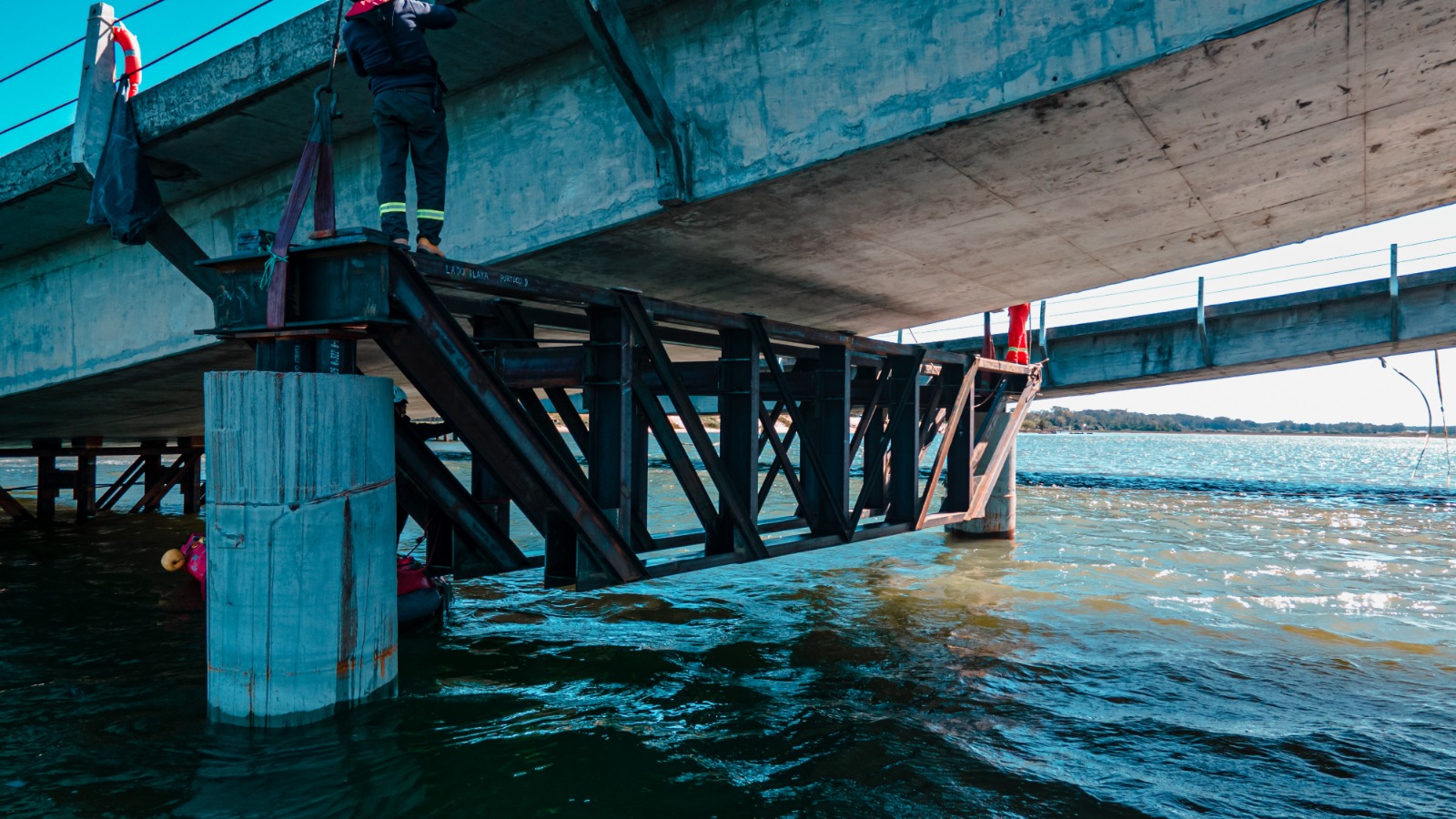 Obras en puente de La Barra: ya colocaron cuatro vigas. Foto: Intendencia de Maldonado