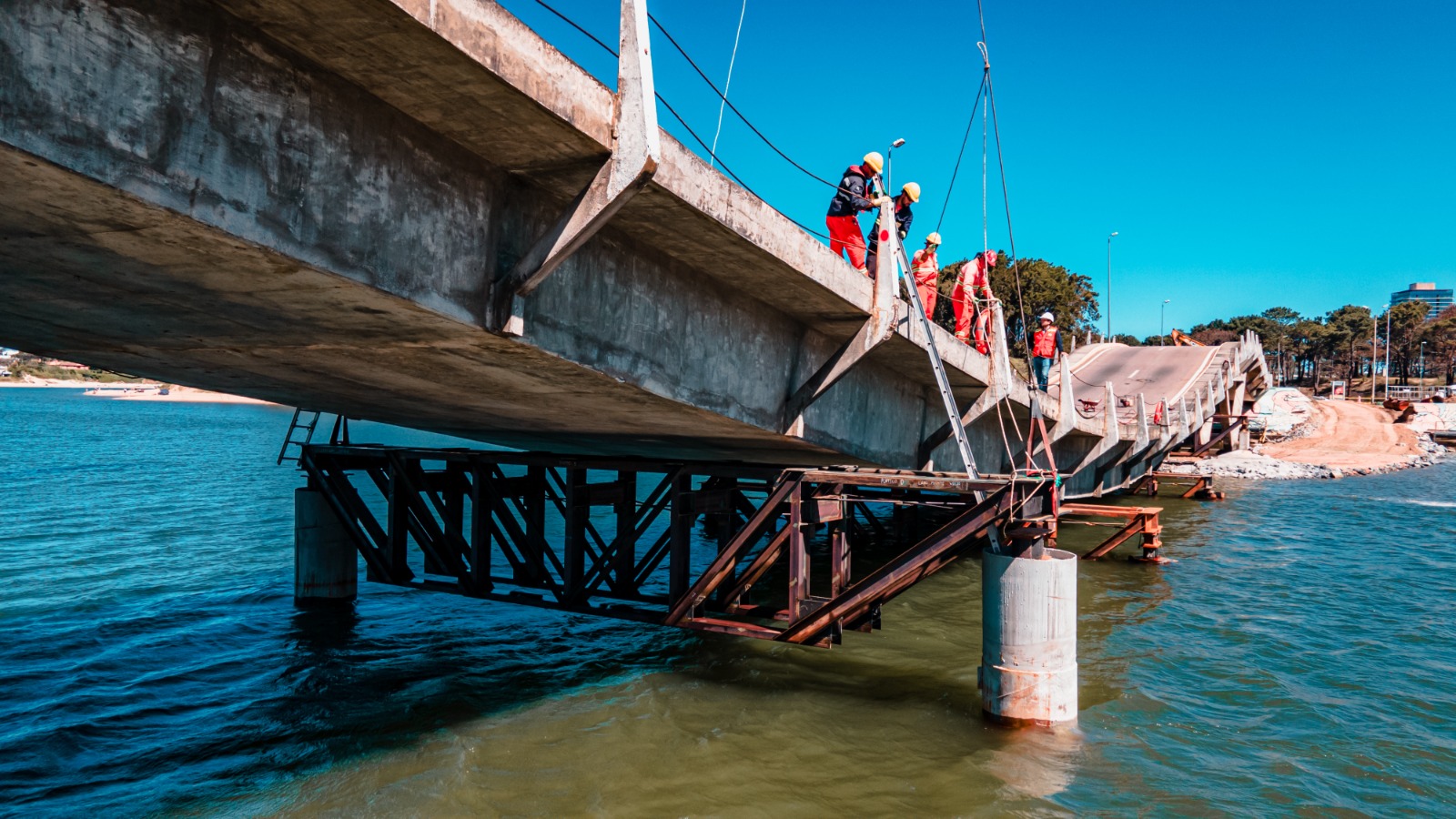 Obras en puente de La Barra: ya colocaron cuatro vigas Foto: Intendencia de Maldonado