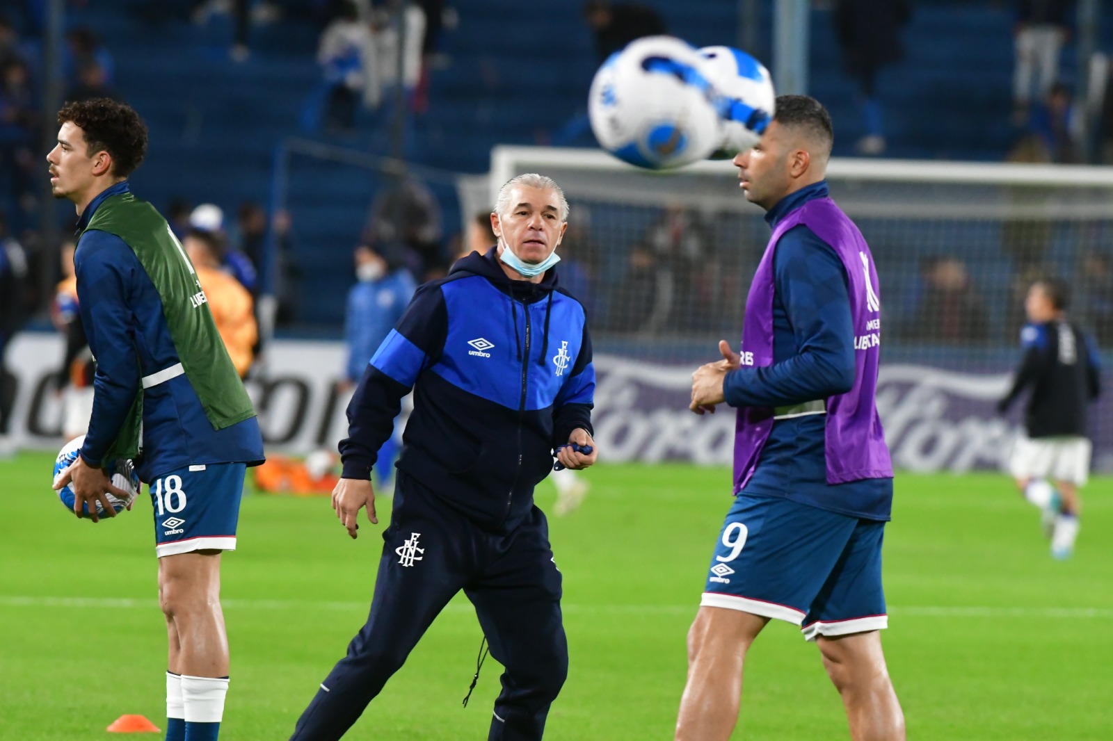 Pablo Balbi es quien acompaña al profe chileno en la cancha. FOTO: E. Leal.