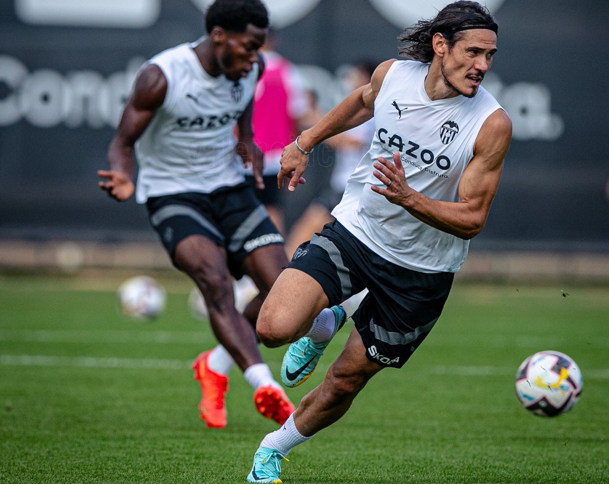 Edinson Cavani en el entrenamiento del Valencia. Foto: @valenciafc.