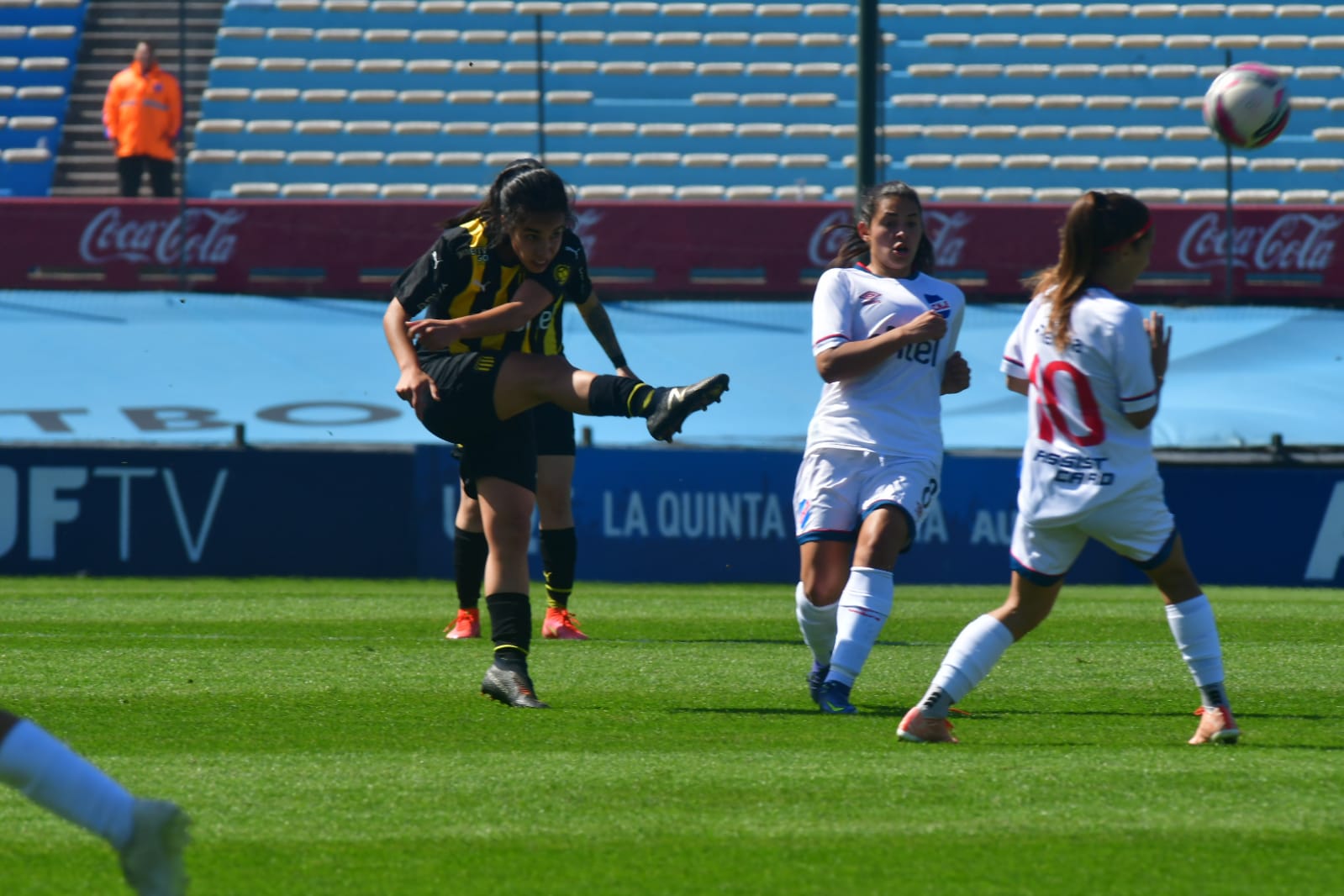 Clásico del fútbol femenino por el Torneo Clausura. Foto: Francisco Flores