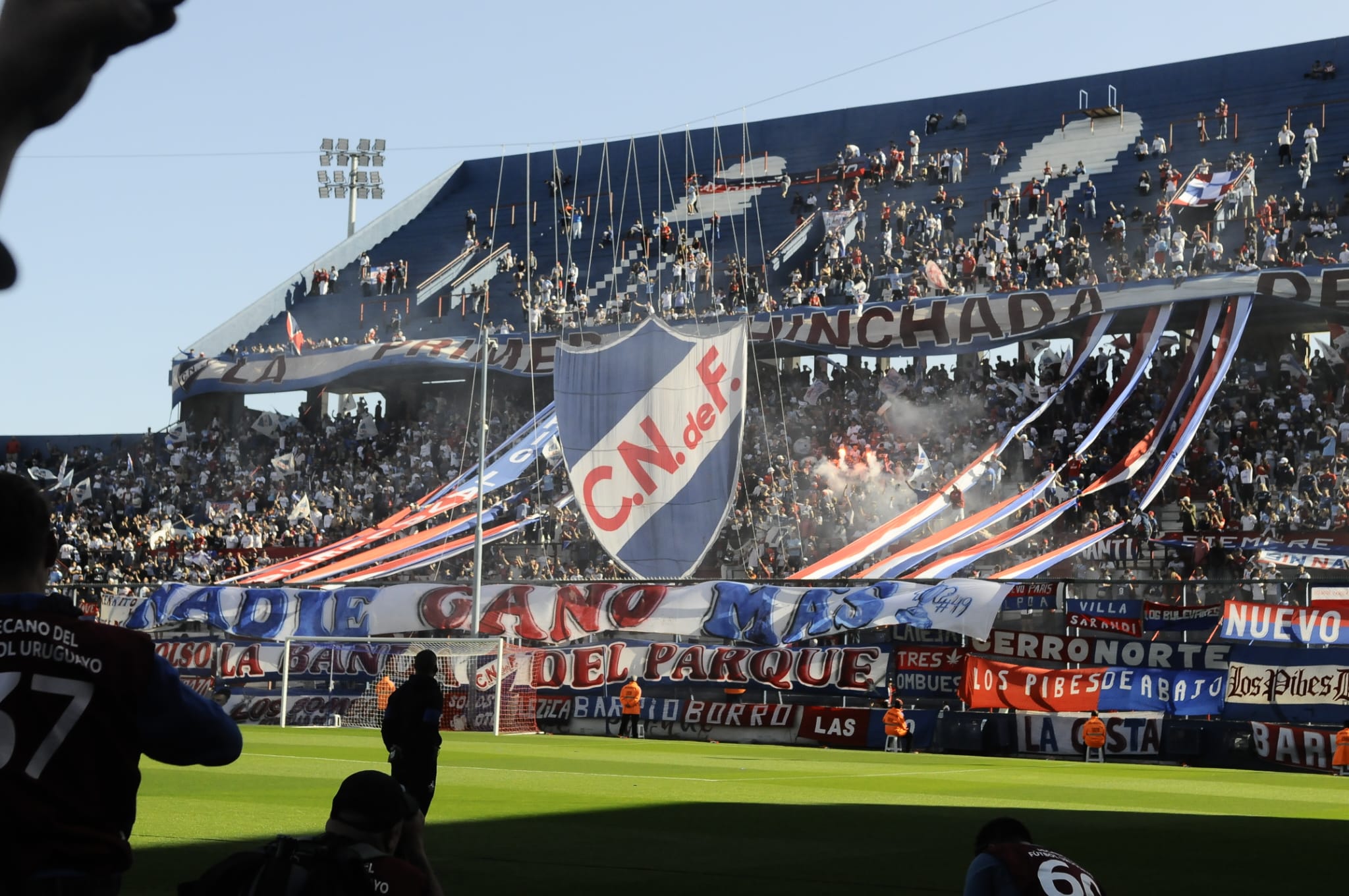 El telón que levantaron los hinchas de Nacional con el escudo. Foto: Darwin Borrelli.