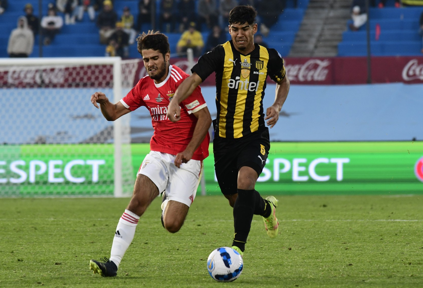 Mathías de Ritis en el Peñarol-Benfica por la Sub 20. Foto: Leonardo Mainé.