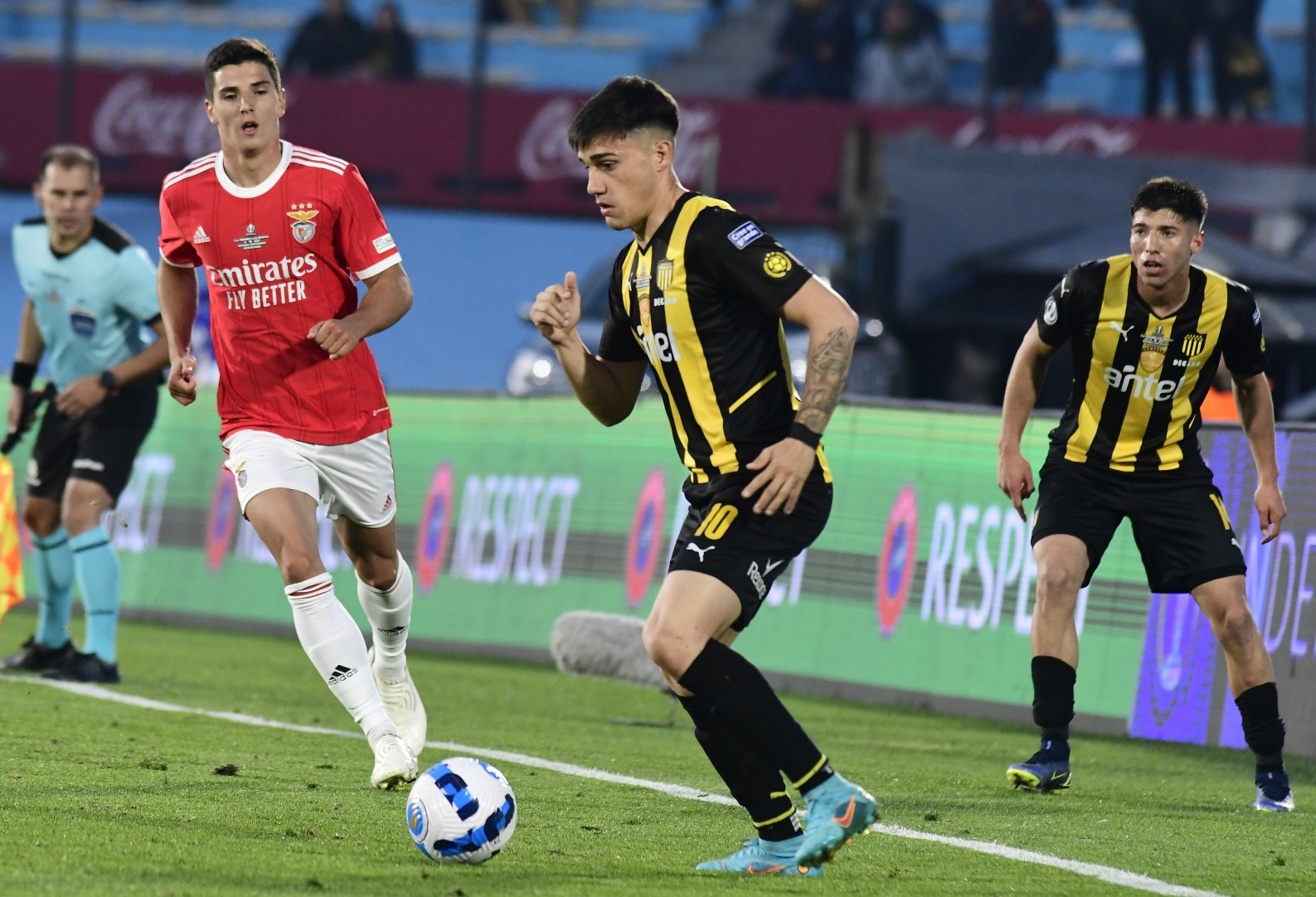 Matías Ferreira en el Peñarol-Benfica en Sub 20. Foto: Leonardo Mainé.
