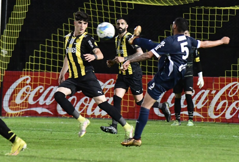 Santiago Homenchenko y su debut en Primera División en el Peñarol-Cerrito. Foto: Leonardo Mainé.