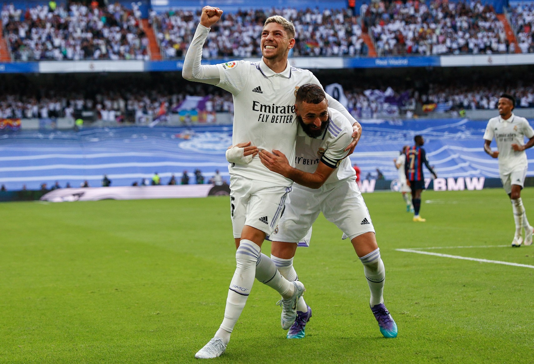 Federico Valverde celebra junto a Karim Benzema. Foto: AFP.