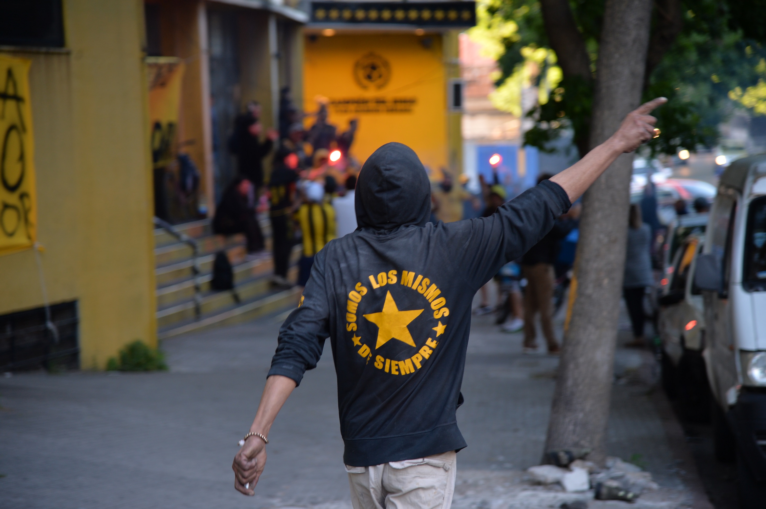 Un grupo de hinchas de Peñarol afuera del Palacio. Foto: Juan Manuel Ramos.