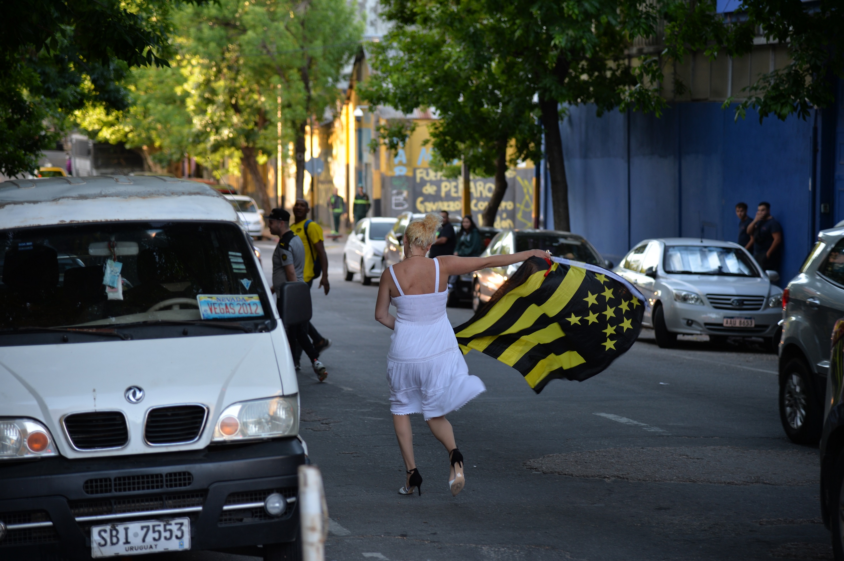 Hinchas de Peñarol en el Palacio. Foto: Juan Manuel Ramos.