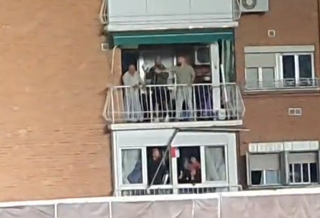 La pelota de Federico Valverde que terminó en el balcón de un vecino. Foto: Captura.