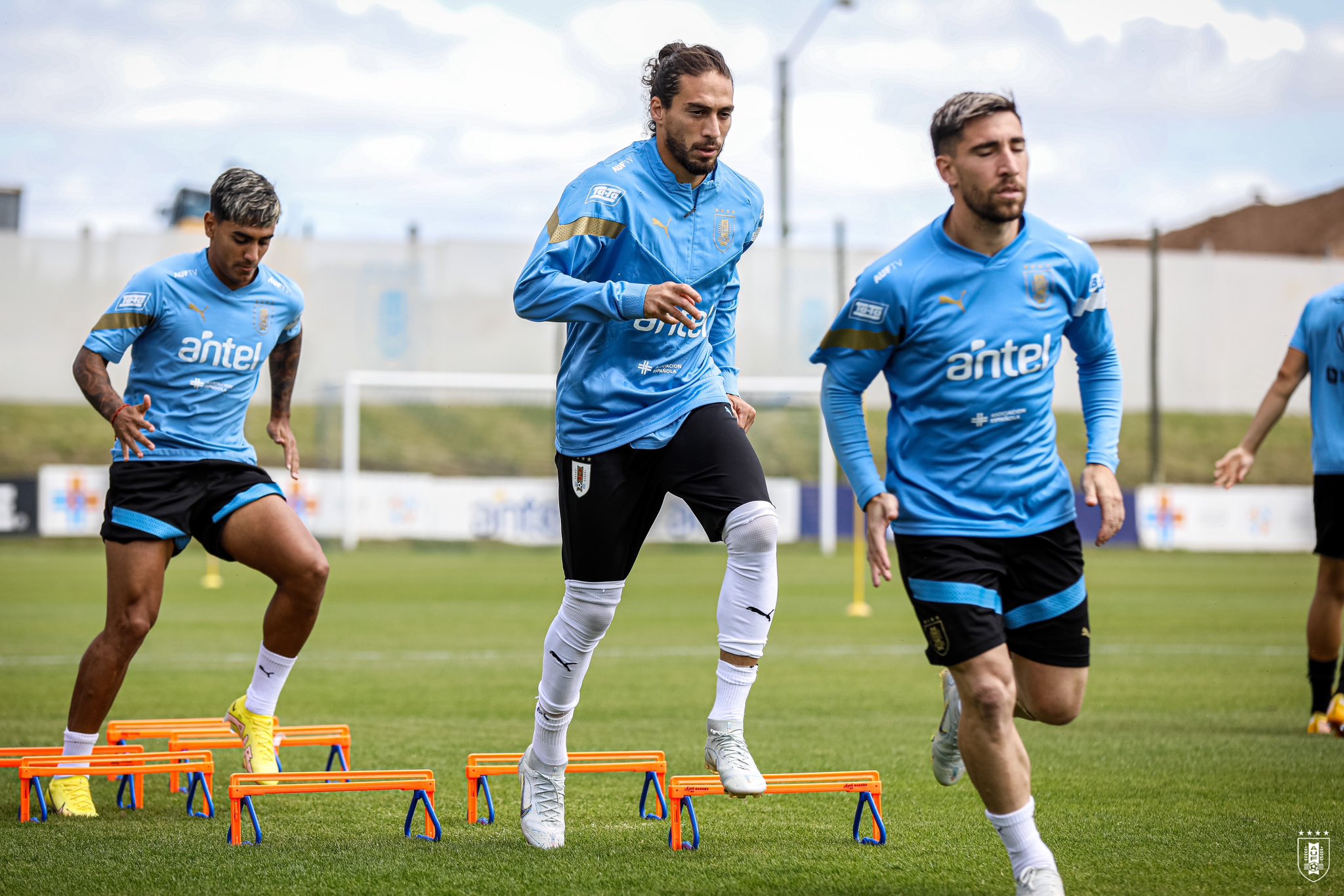 Martín Cáceres entrena con la selección uruguaya. Foto: @Uruguay.