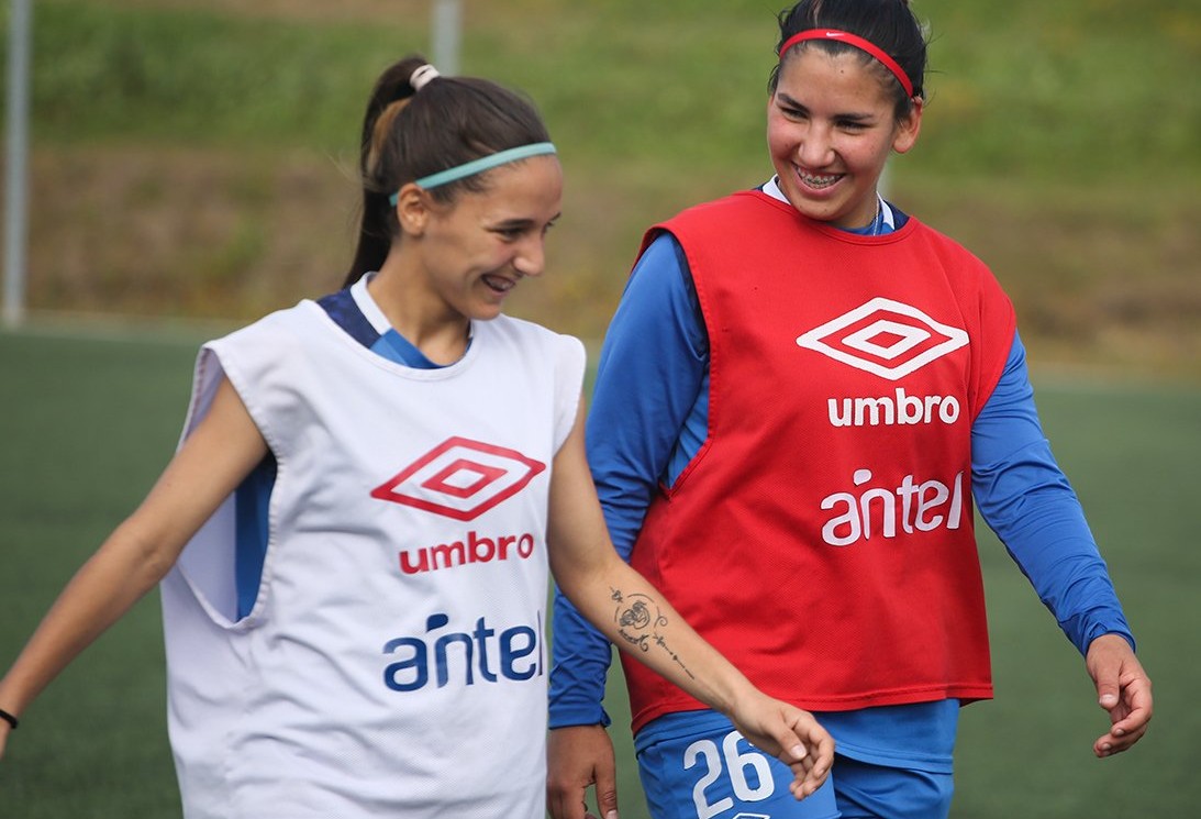 Solange Lemos junto a Oriana Fontán en el entrenamiento de Nacional. Foto: @CNdeFfemenino.