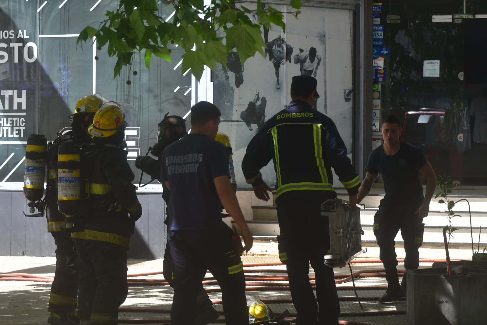 Incendio en outlet de ropa en Constituyente. Foto: Francisco Flores