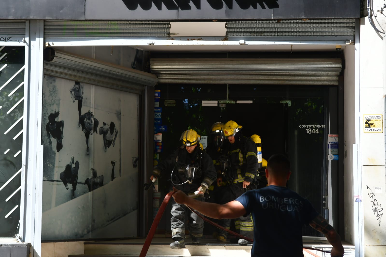 Incendio en outlet de ropa en Constituyente. Foto: Francisco Flores
