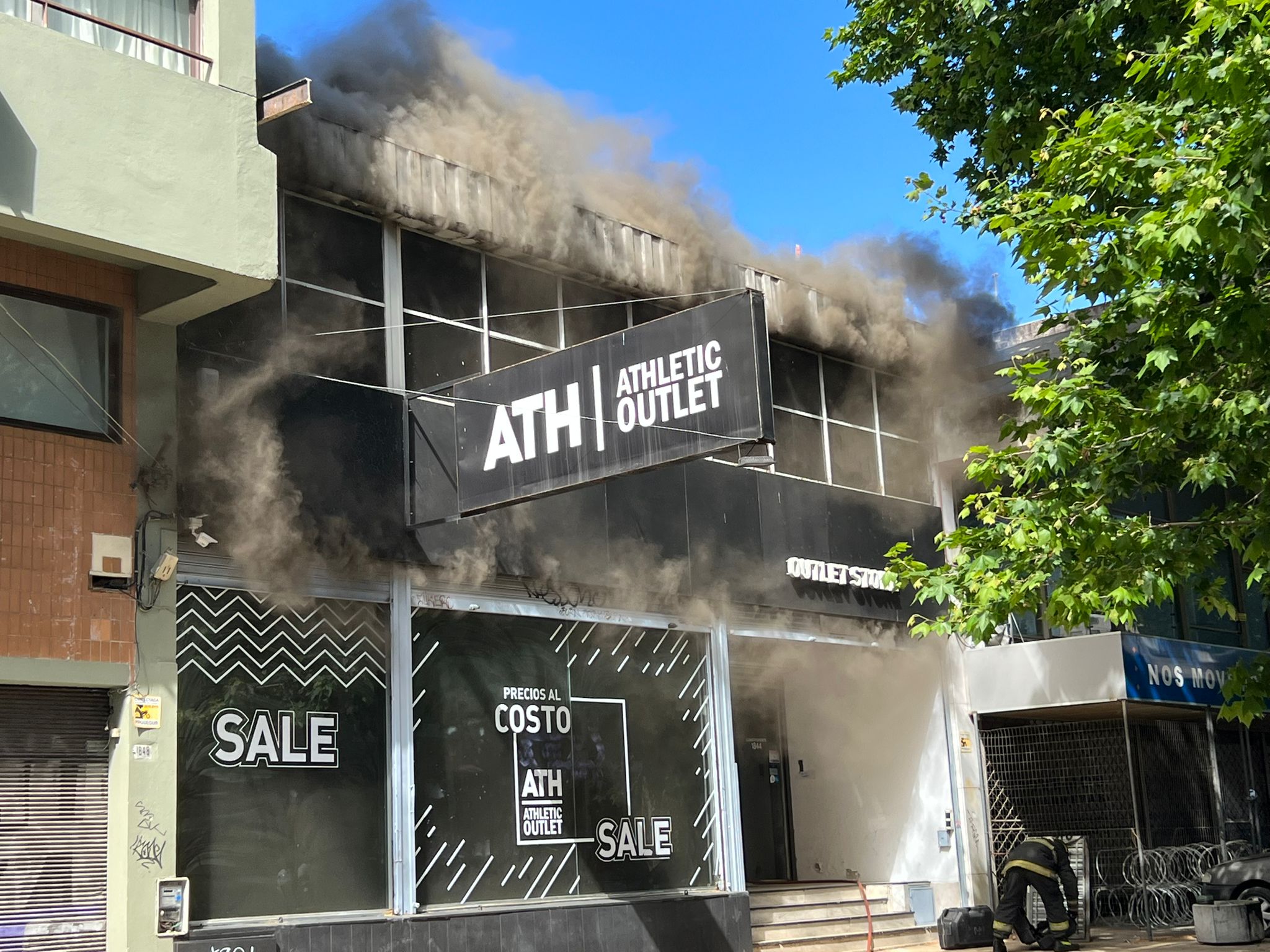 Incendio en outlet de ropa en Constituyente. Foto: Alejandra Pintos