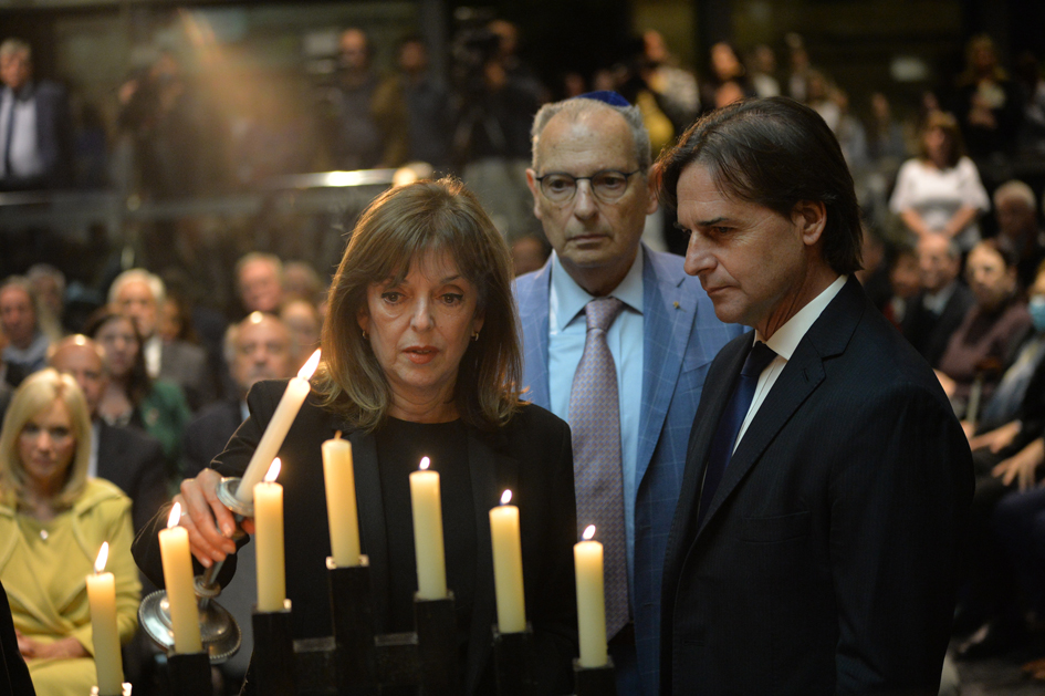 Ana Ribeiro y Luis Lacalle Pou en acto por "La noche de los cristales rotos". Foto: Juan Manuel Ramos