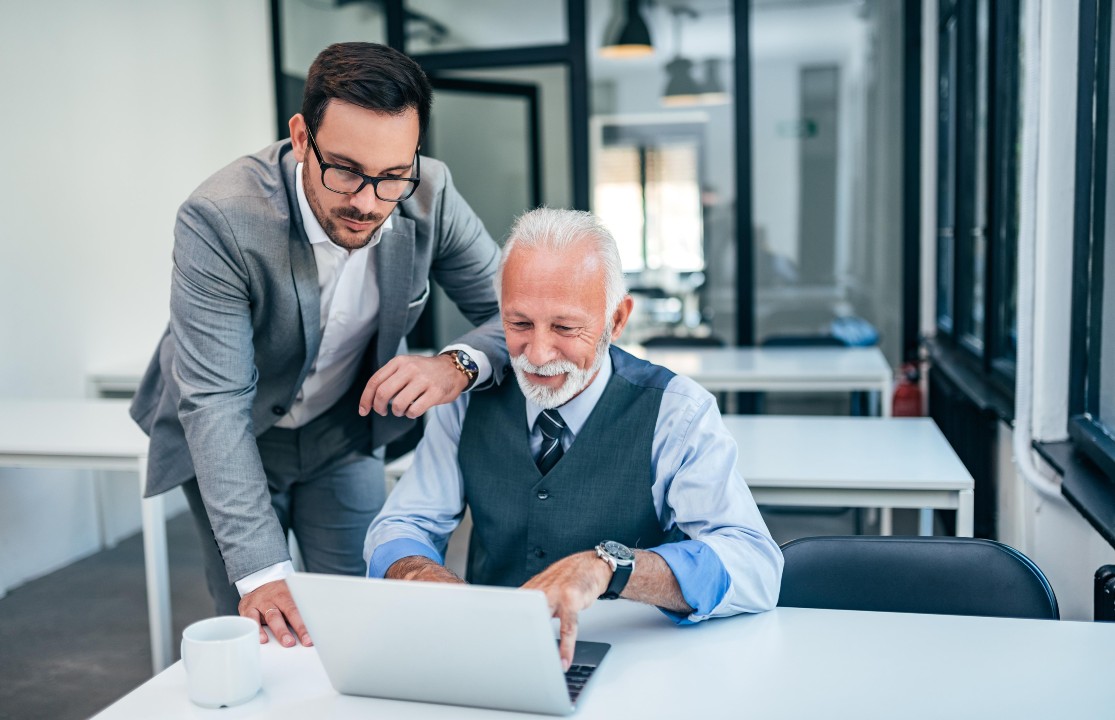 Adulto mayor trabajando en la oficina.