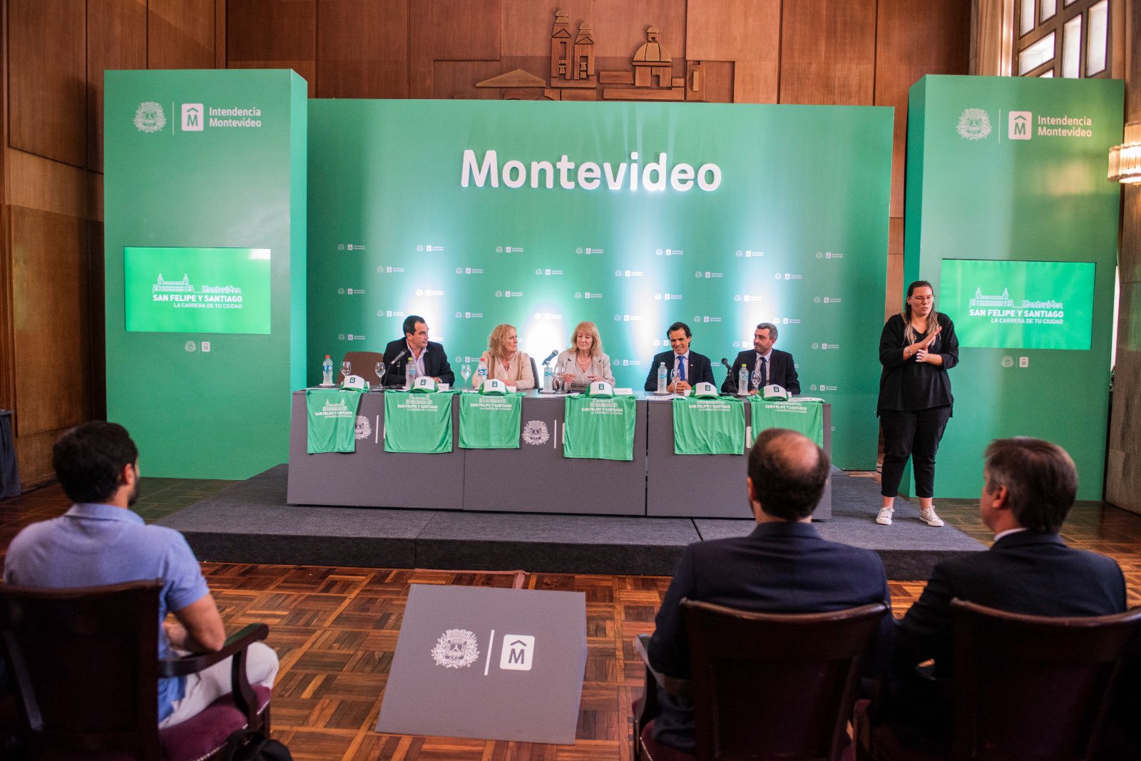 Cosse sobre parlantes en ómnibus