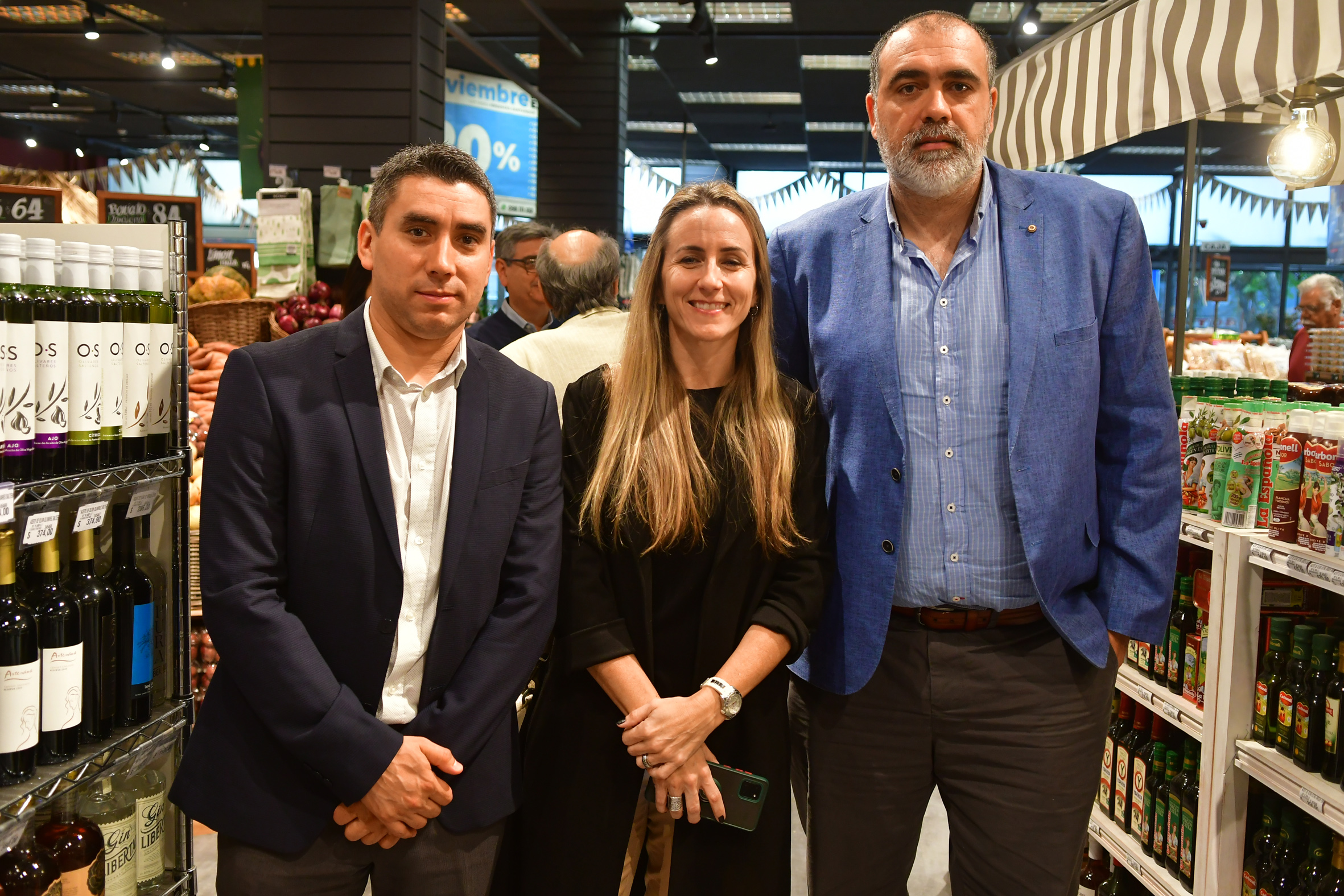 Jorge Castillo, Guadalupe Irigoyen y Gonzalo Paez, en el local de Fresh Market, de Disco, en la zona de Pocitos.