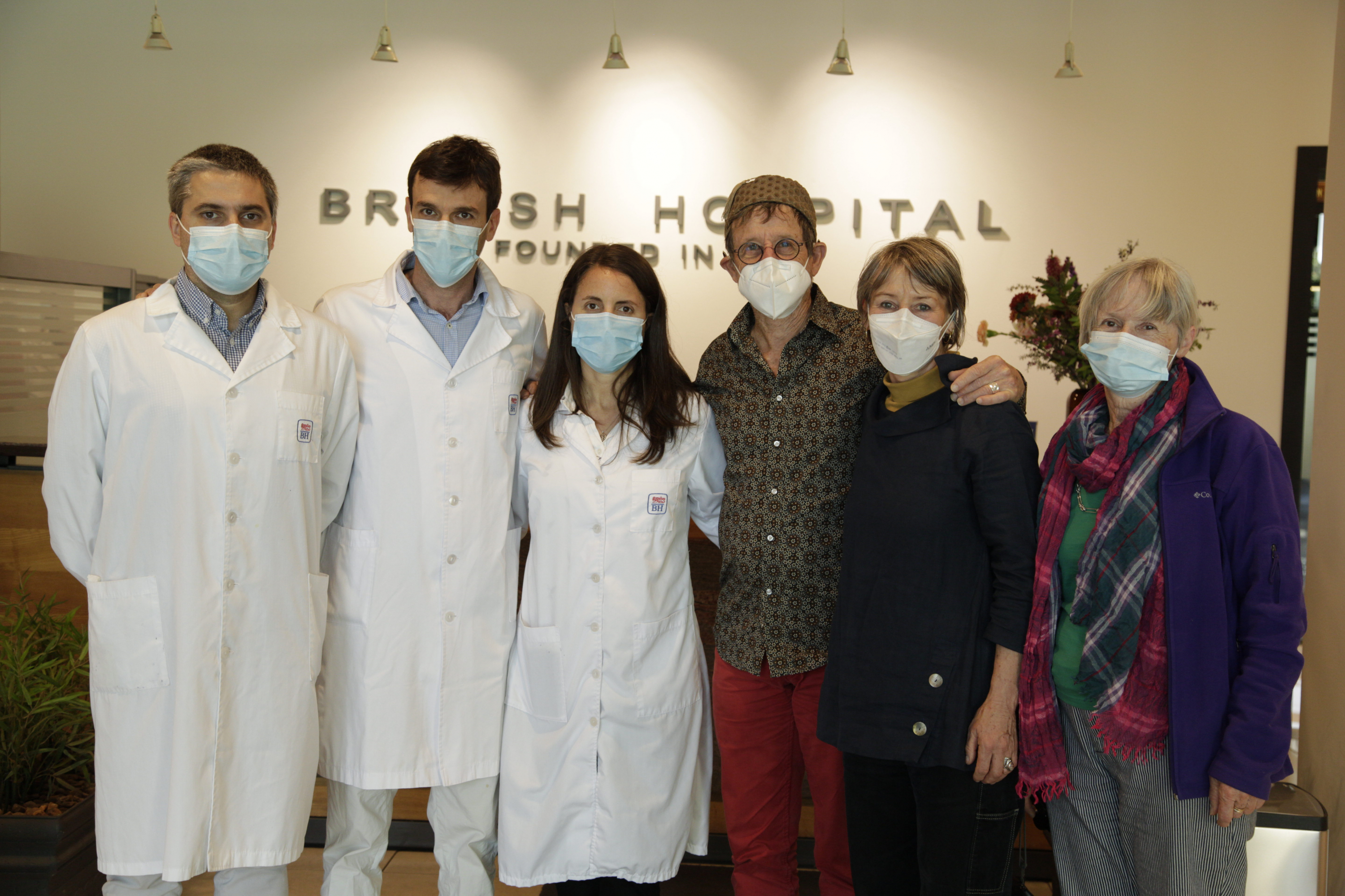 Karl Schurr y Anne Mc Cluskey junto a los médicos en el Hospital Británico.