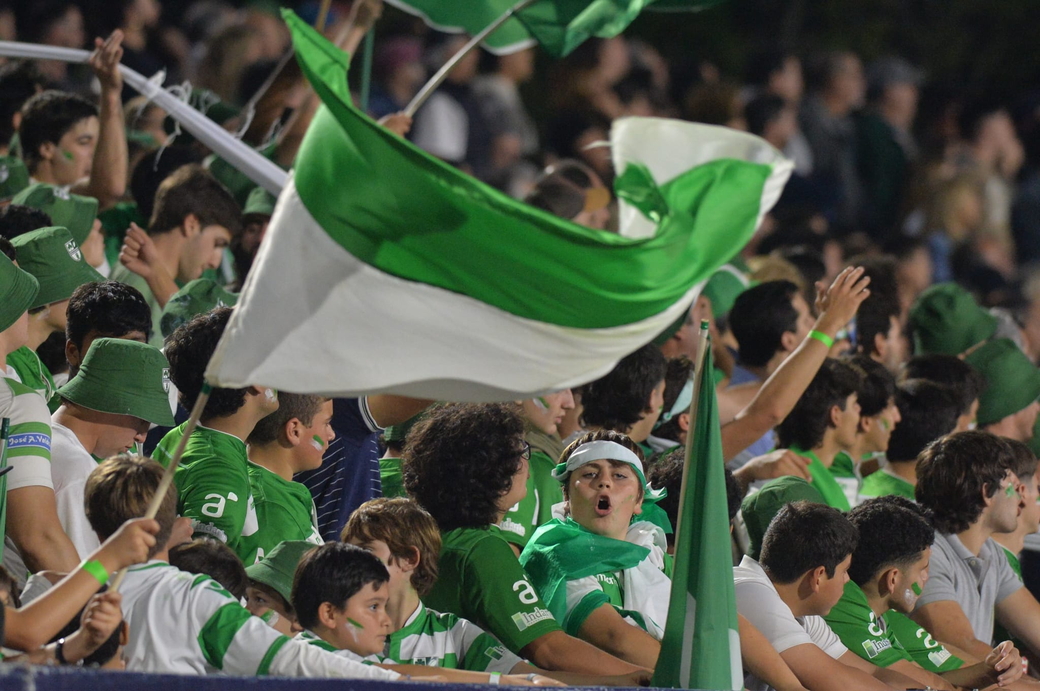 La hinchada de Trébol de Paysandú en el Charrúa. Foto: Juan Manuel Ramos.