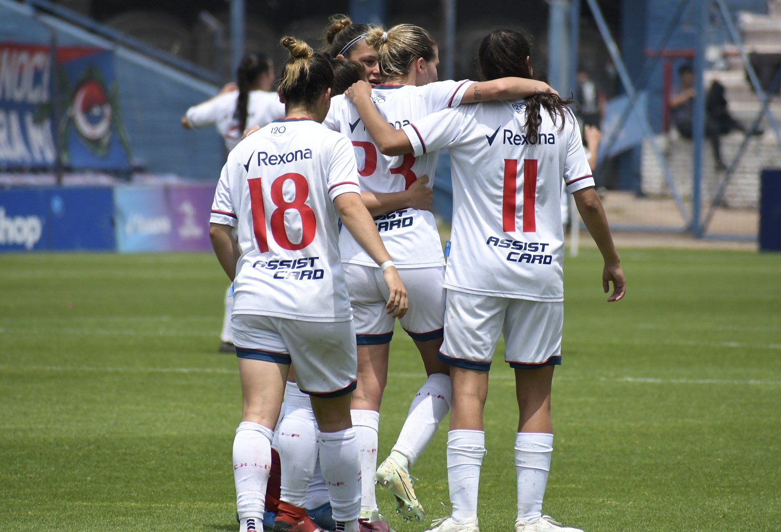 El festejo de las jugadoras de Nacional ante Liverpool. Foto: Leonardo Mainé.
