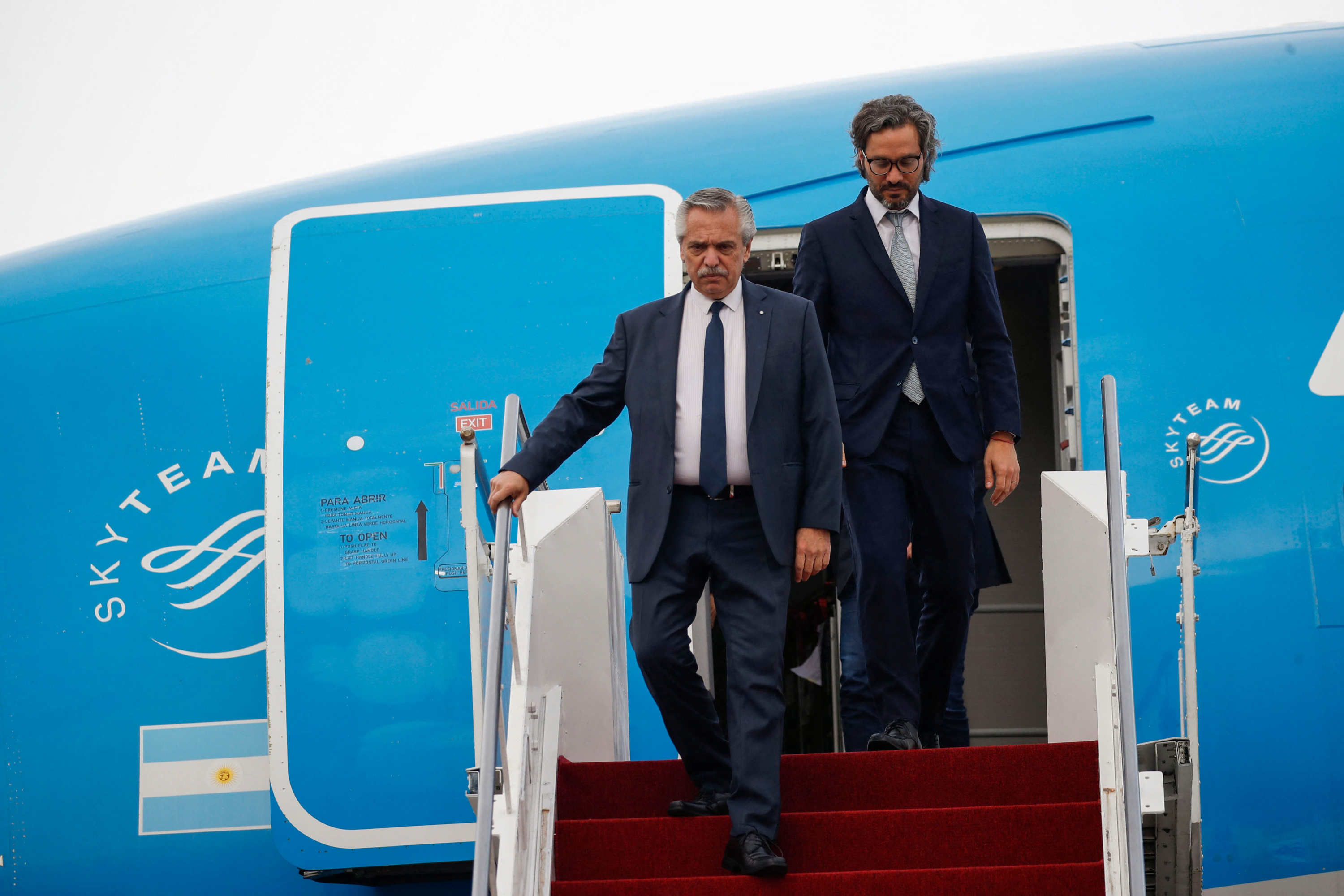 Alberto Fernández llegando a Bali, Indonesia, junto al canciller Santiago Cafiero, en el marco de la cumbre del G20. Foto: AFP