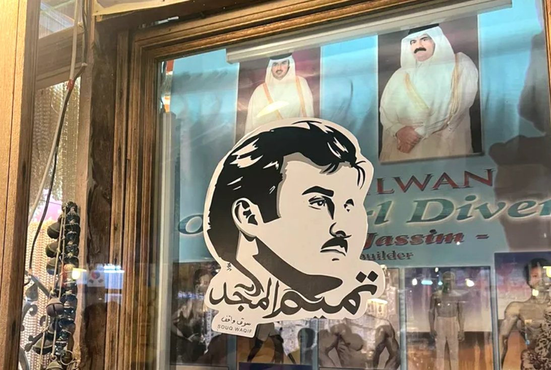 La imagen del emir está en todos los edificios públicos, pero también en los comercios. Foto: LA NACIÓN (GDA)