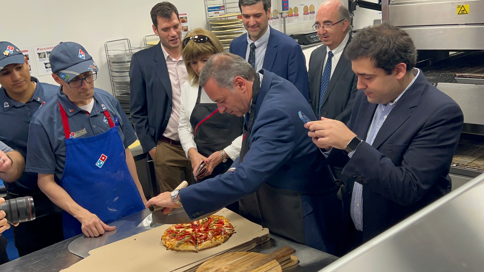 Álvaro Delgado en la inauguración de Domino's Pizza en Uruguay. Foto: Alejandra Pintos