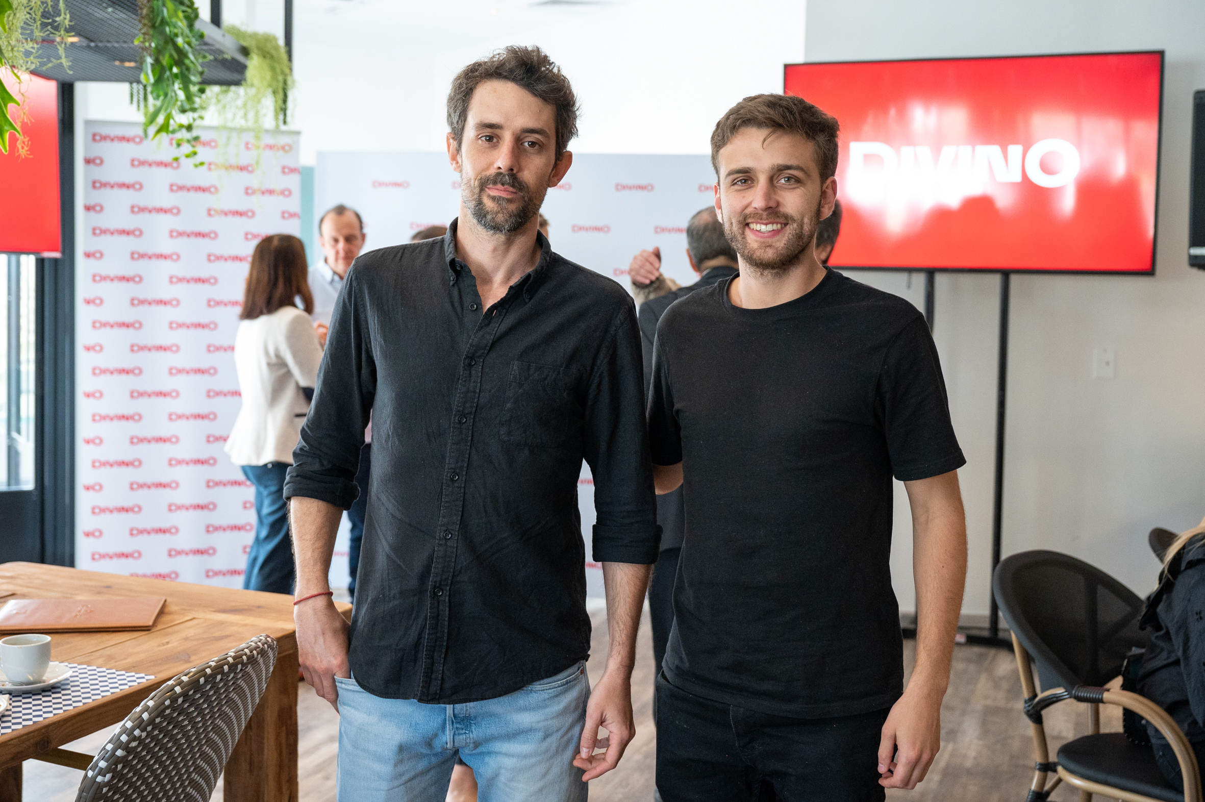 Martín Penot y Nicolás Vaz en el acto de una empresa que cambia.