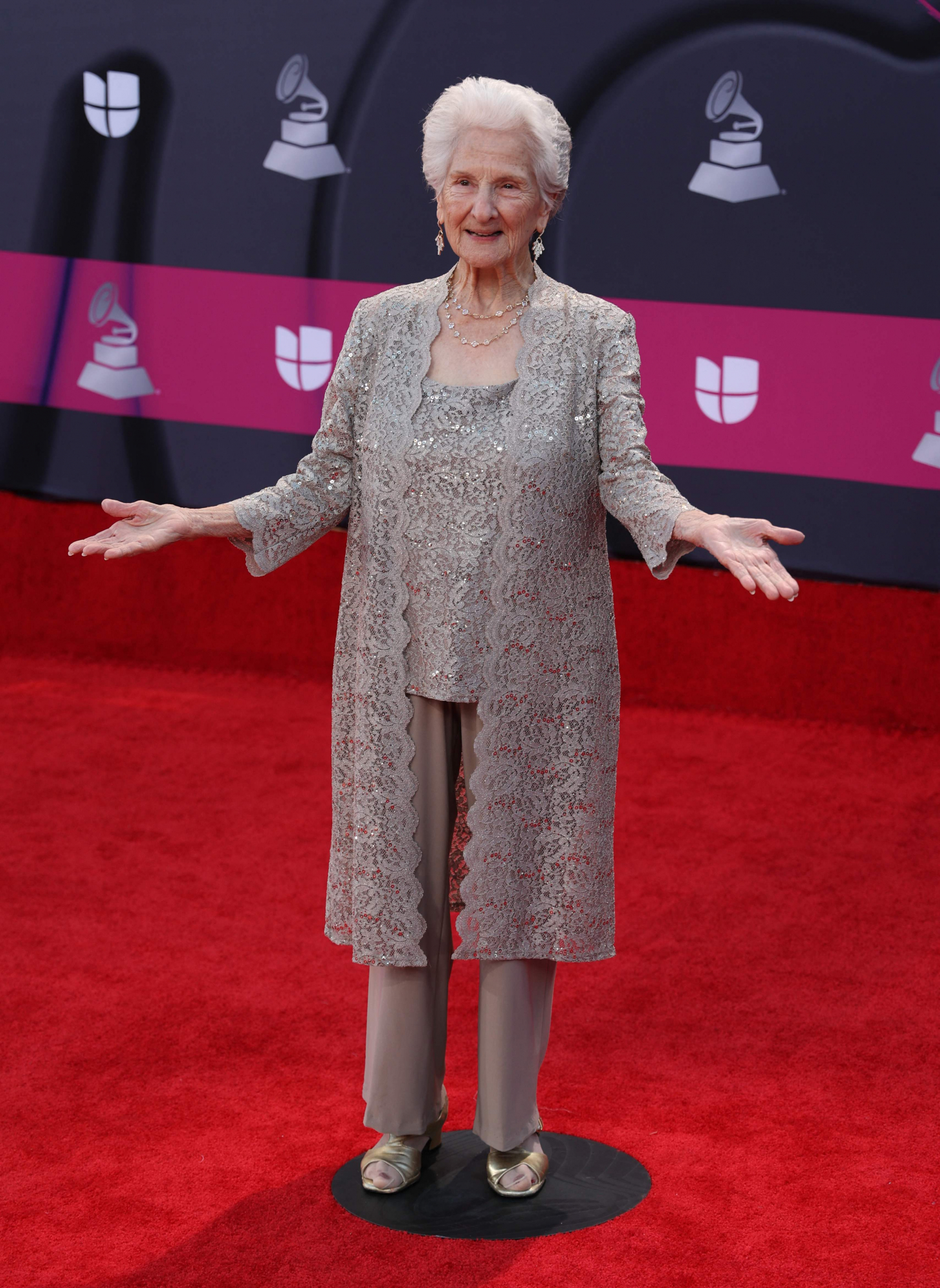 alfombra roja premios grammy latinos 2022