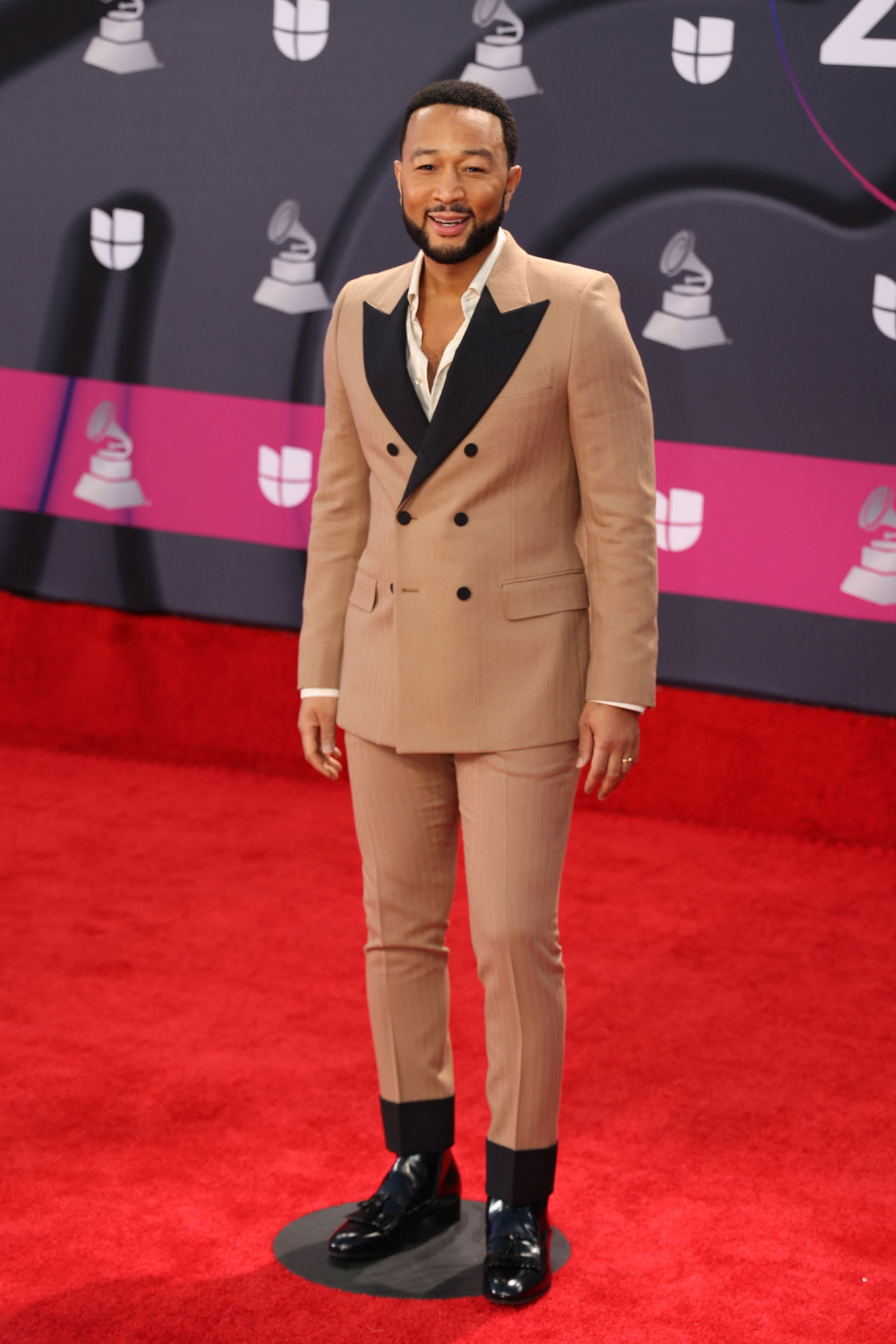 alfombra roja premios grammy latinos 2022