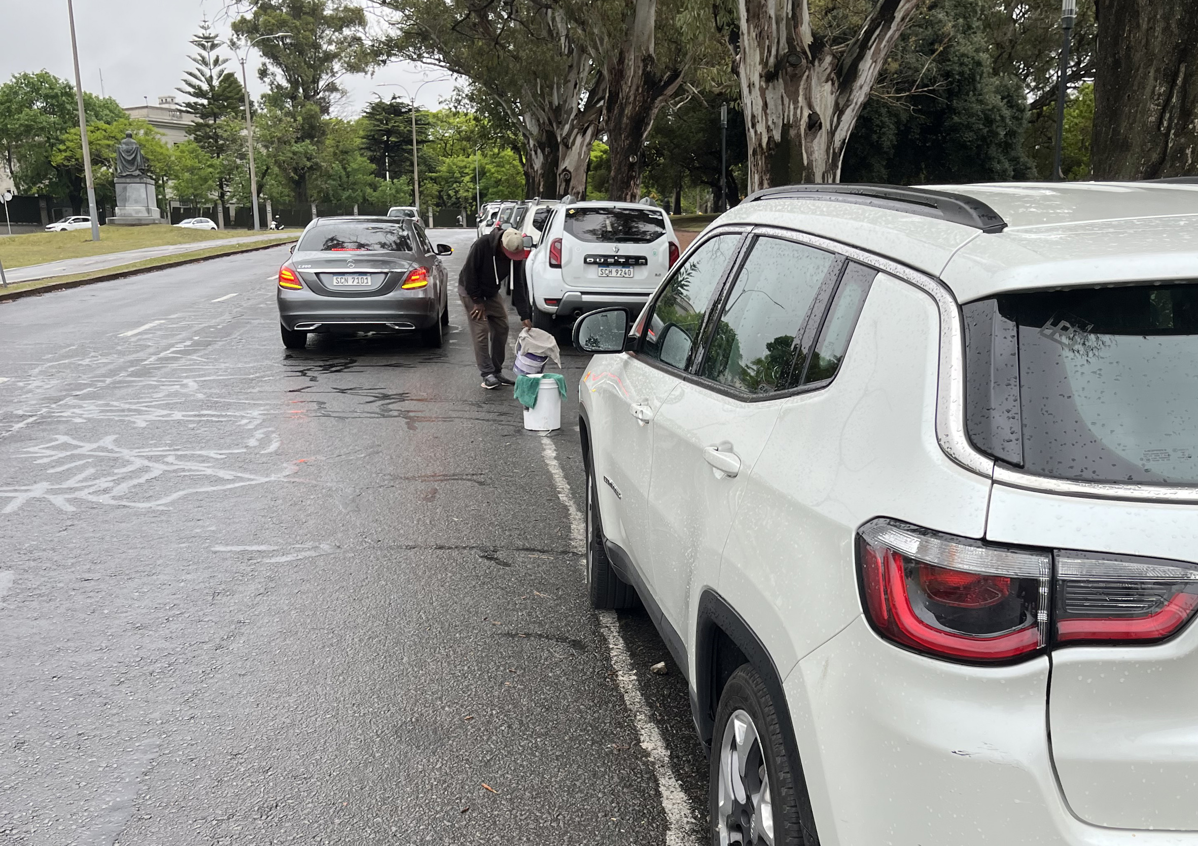 Cuidacoches de Parque Batlle reservan lugares para estacionar
