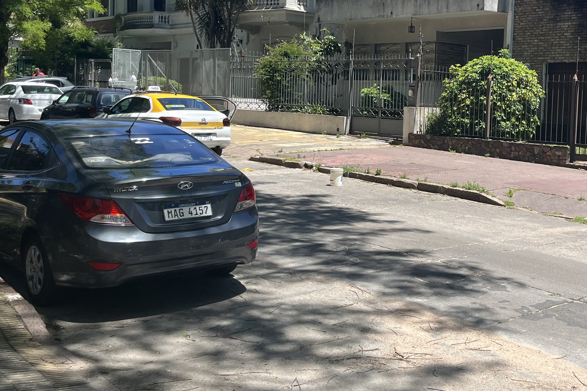 Cuidacoches de Parque Batlle reservan lugares para estacionar